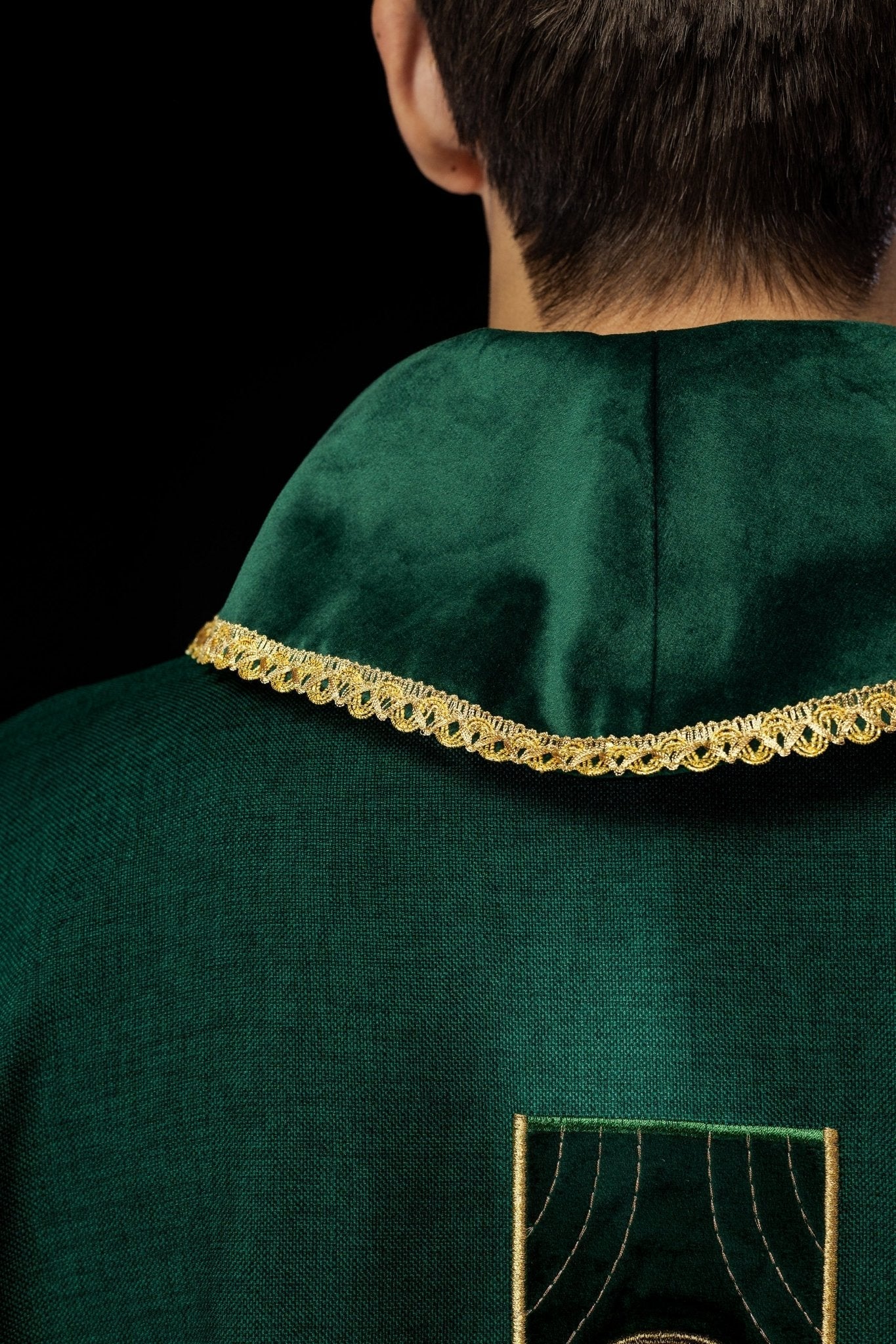 Chasuble en croix brodées d'or et passepoil sur le col en vert S - 7068 - 01 - 70 - CHASUBLES.FR