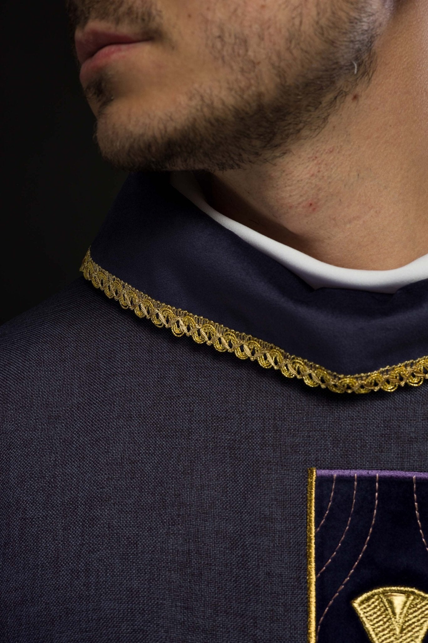 Chasuble en croix brodées d'or et passepoil sur le col en violet S - 7068 - 03 - 70 - CHASUBLES.FR
