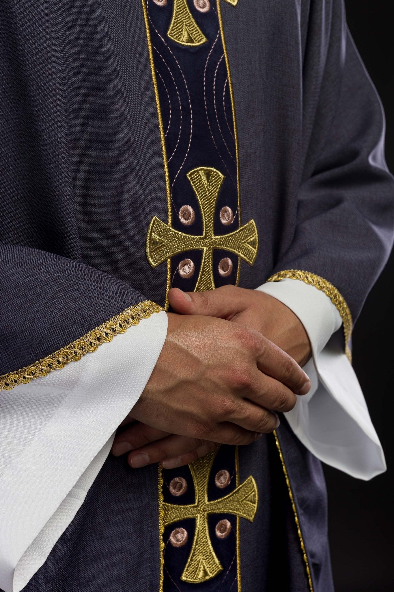 Chasuble en croix brodées d'or et passepoil sur le col en violet S - 7068 - 03 - 70 - CHASUBLES.FR