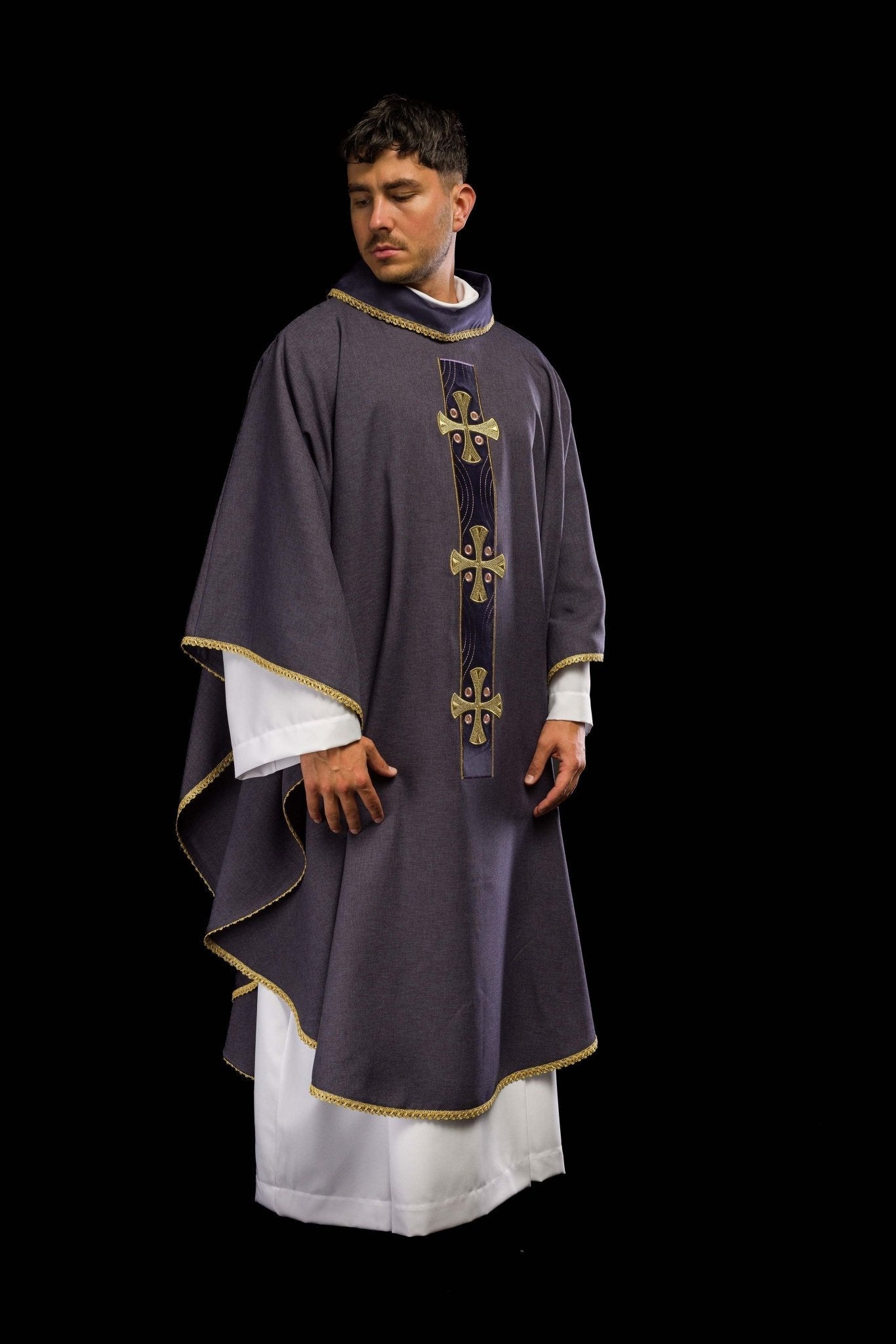 Chasuble en croix brodées d'or et passepoil sur le col en violet S - 7068 - 03 - 70 - CHASUBLES.FR