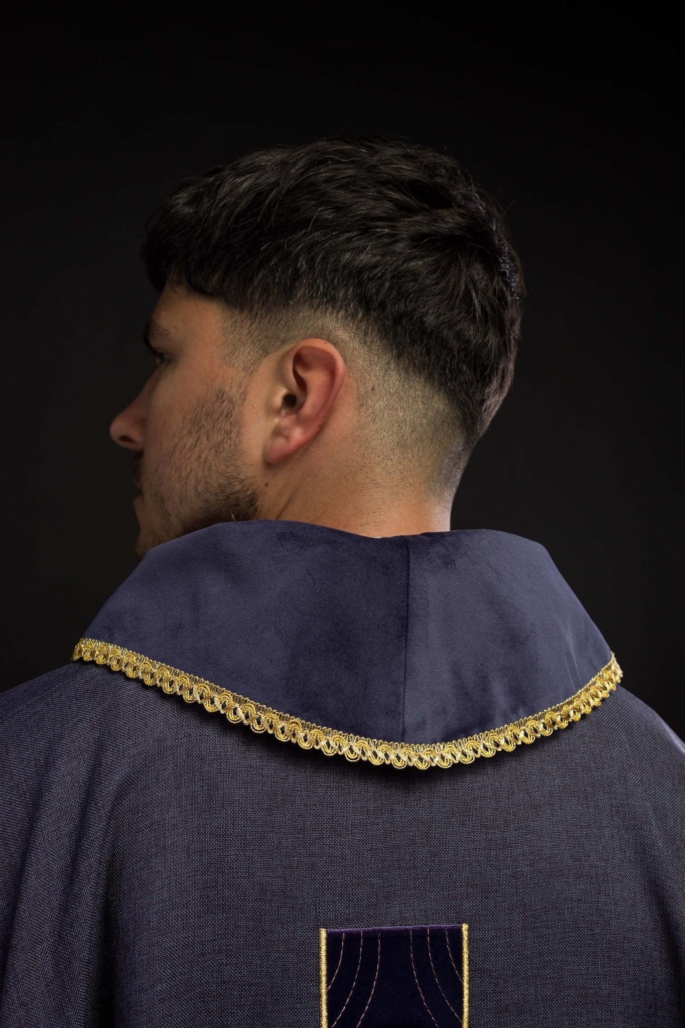 Chasuble en croix brodées d'or et passepoil sur le col en violet S - 7068 - 03 - 70 - CHASUBLES.FR