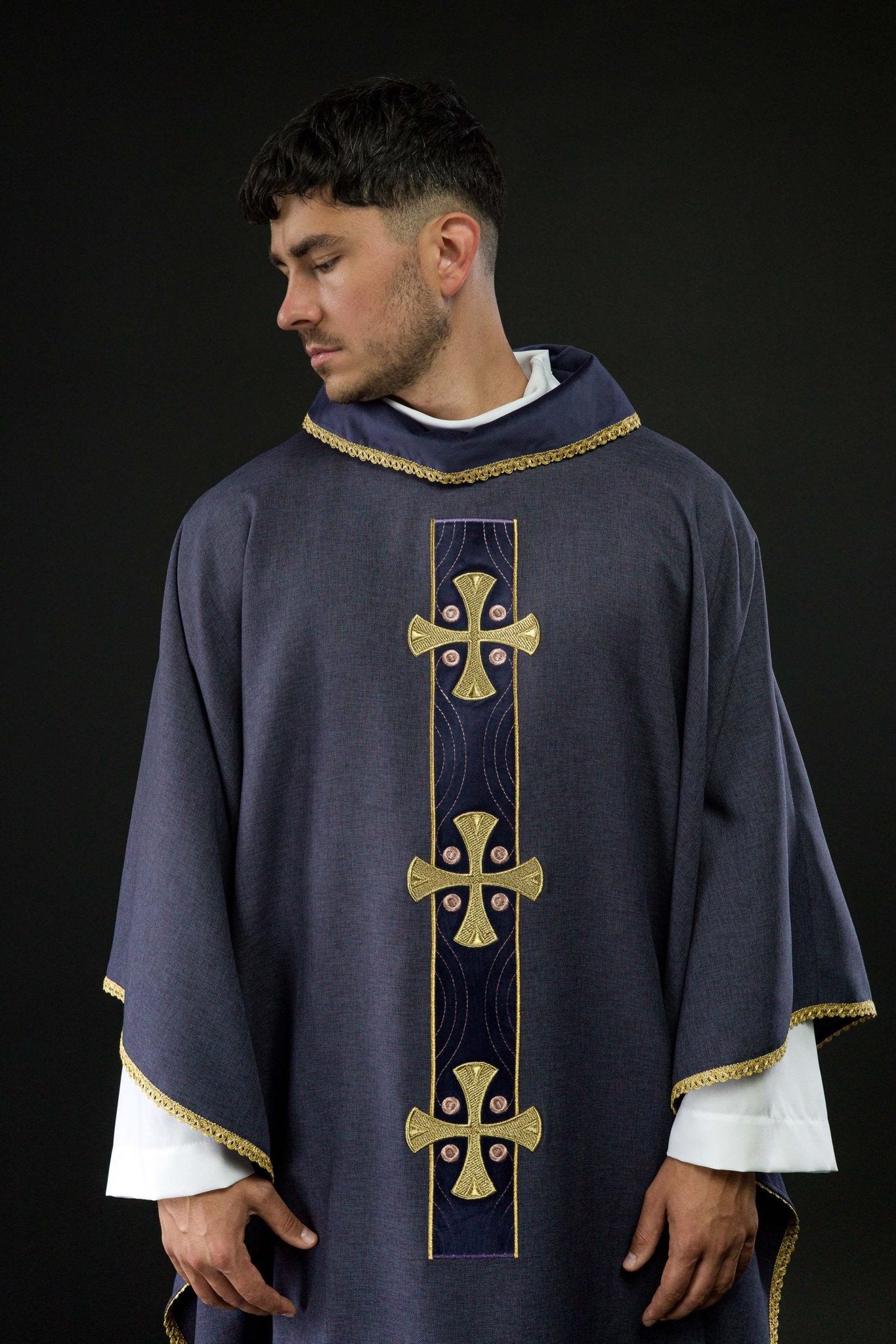 Chasuble en croix brodées d'or et passepoil sur le col en violet S - 7068 - 03 - 70 - CHASUBLES.FR