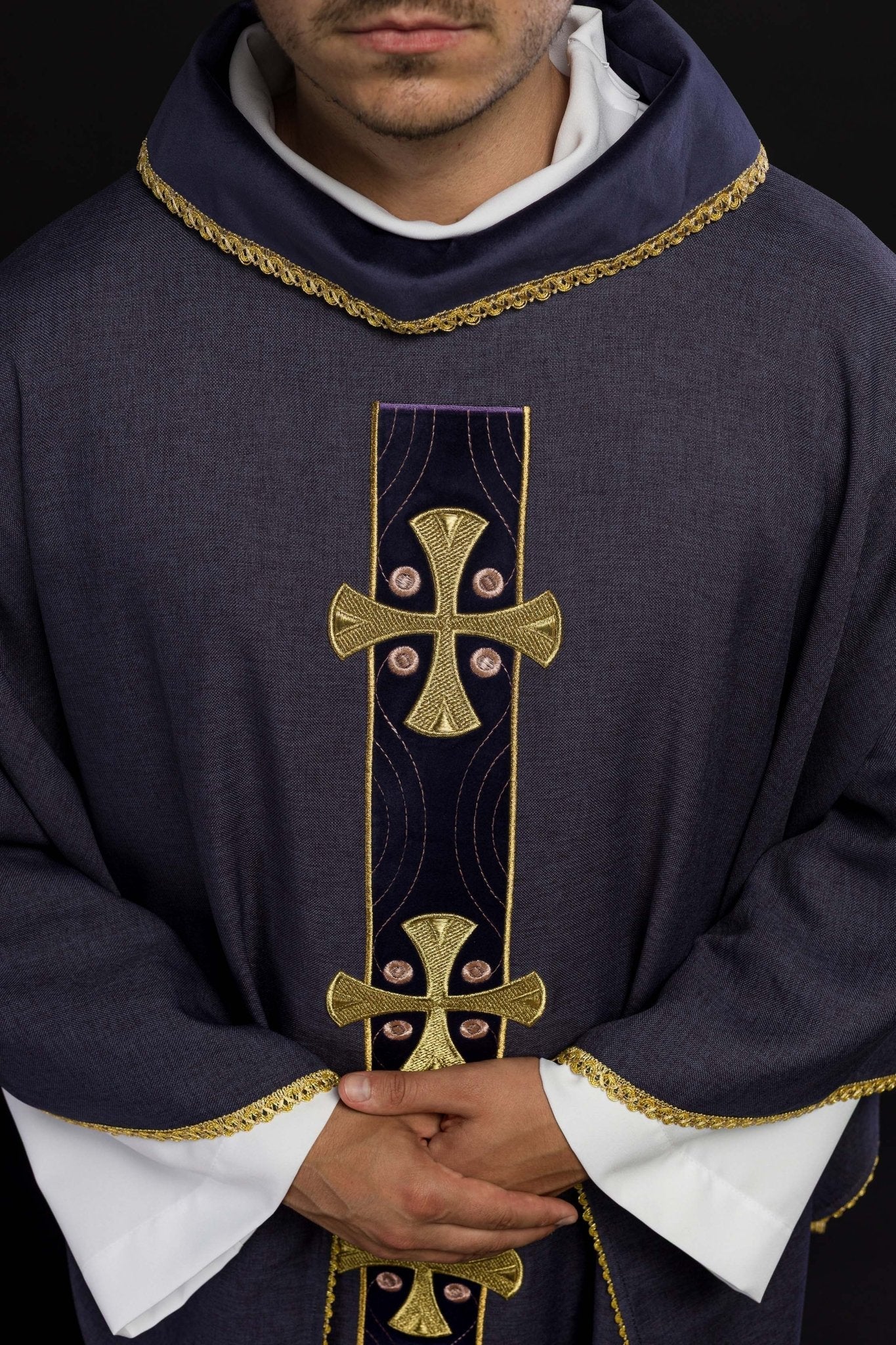Chasuble en croix brodées d'or et passepoil sur le col en violet S - 7068 - 03 - 70 - CHASUBLES.FR
