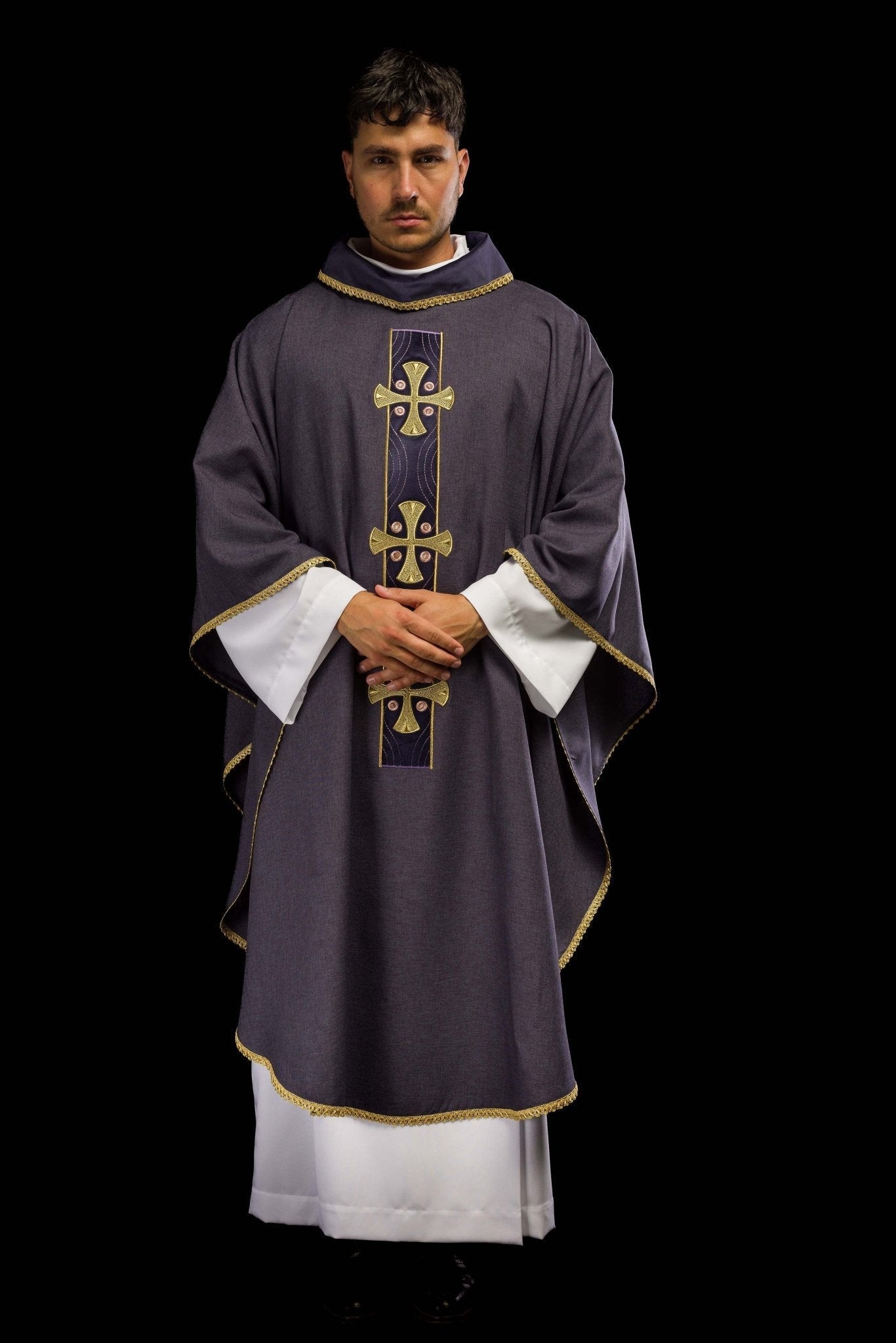 Chasuble en croix brodées d'or et passepoil sur le col en violet S - 7068 - 03 - 70 - CHASUBLES.FR