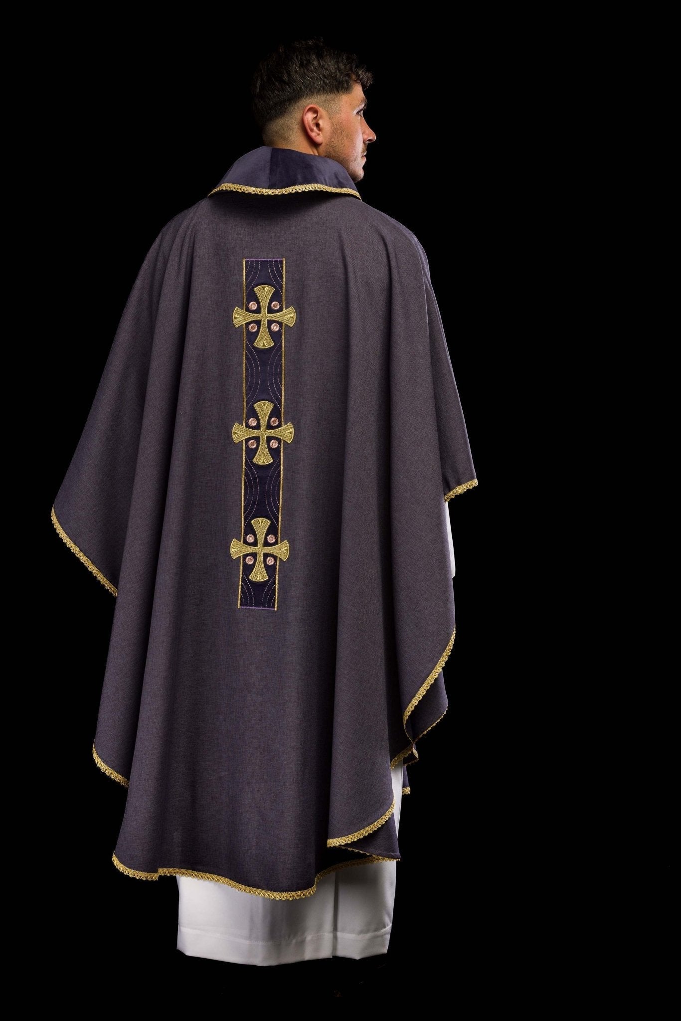 Chasuble en croix brodées d'or et passepoil sur le col en violet S - 7068 - 03 - 70 - CHASUBLES.FR