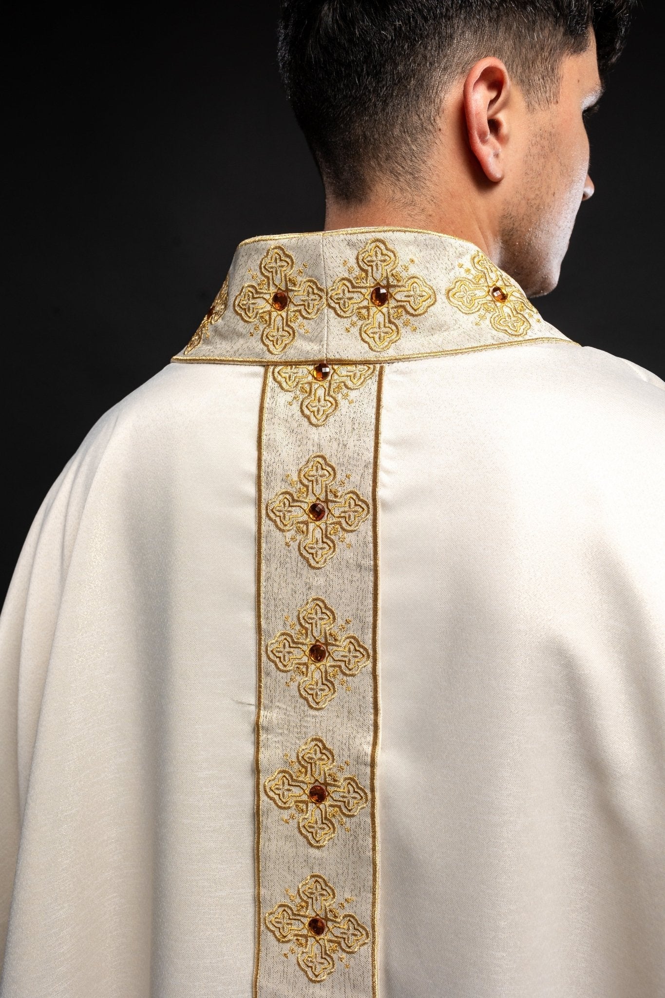 Chasuble en écru avec ceinture brodée et col orné de pierres S - 7056 - 05 - 54 - CHASUBLES.FR
