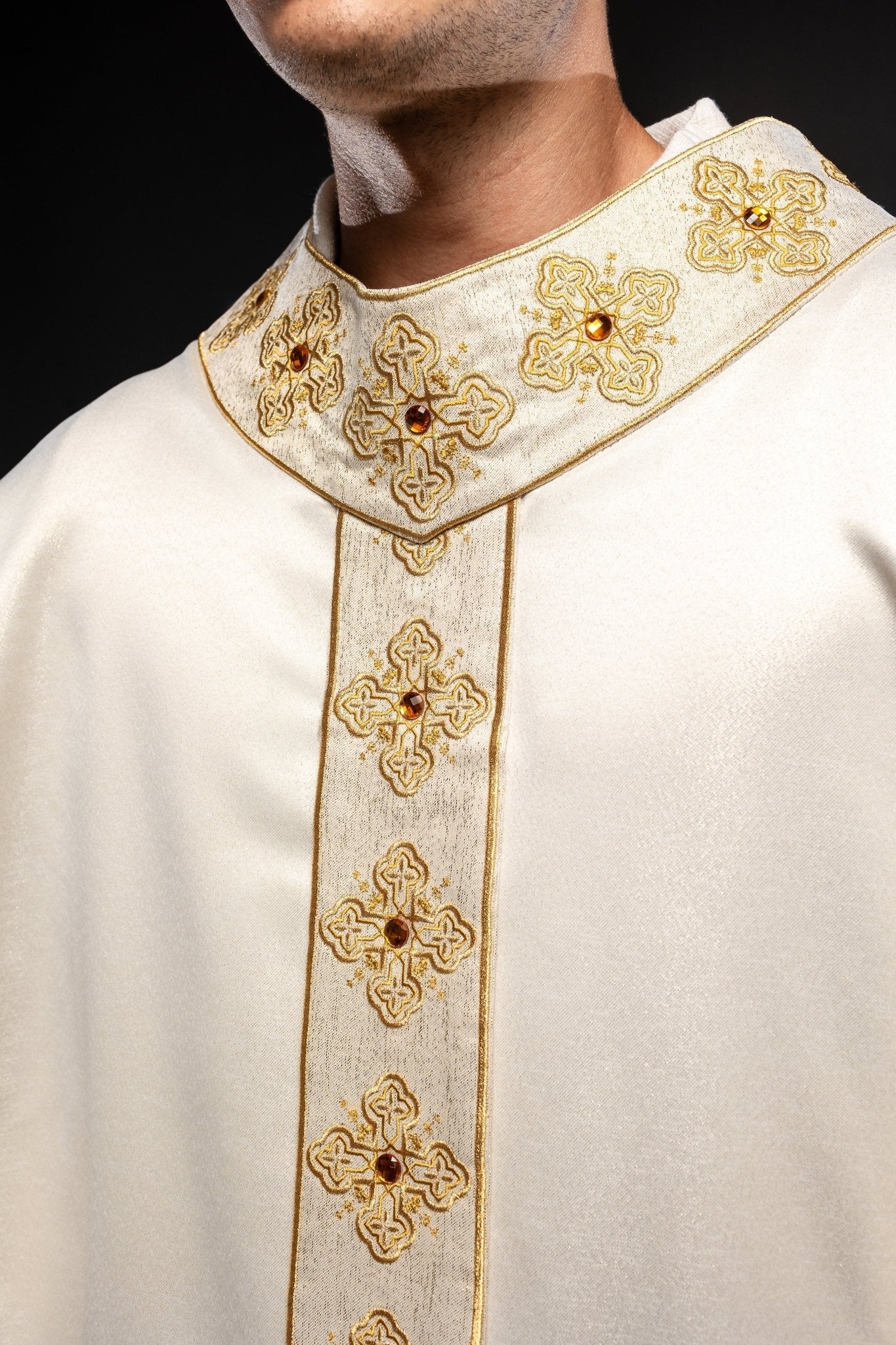 Chasuble en écru avec ceinture brodée et col orné de pierres S - 7056 - 05 - 54 - CHASUBLES.FR