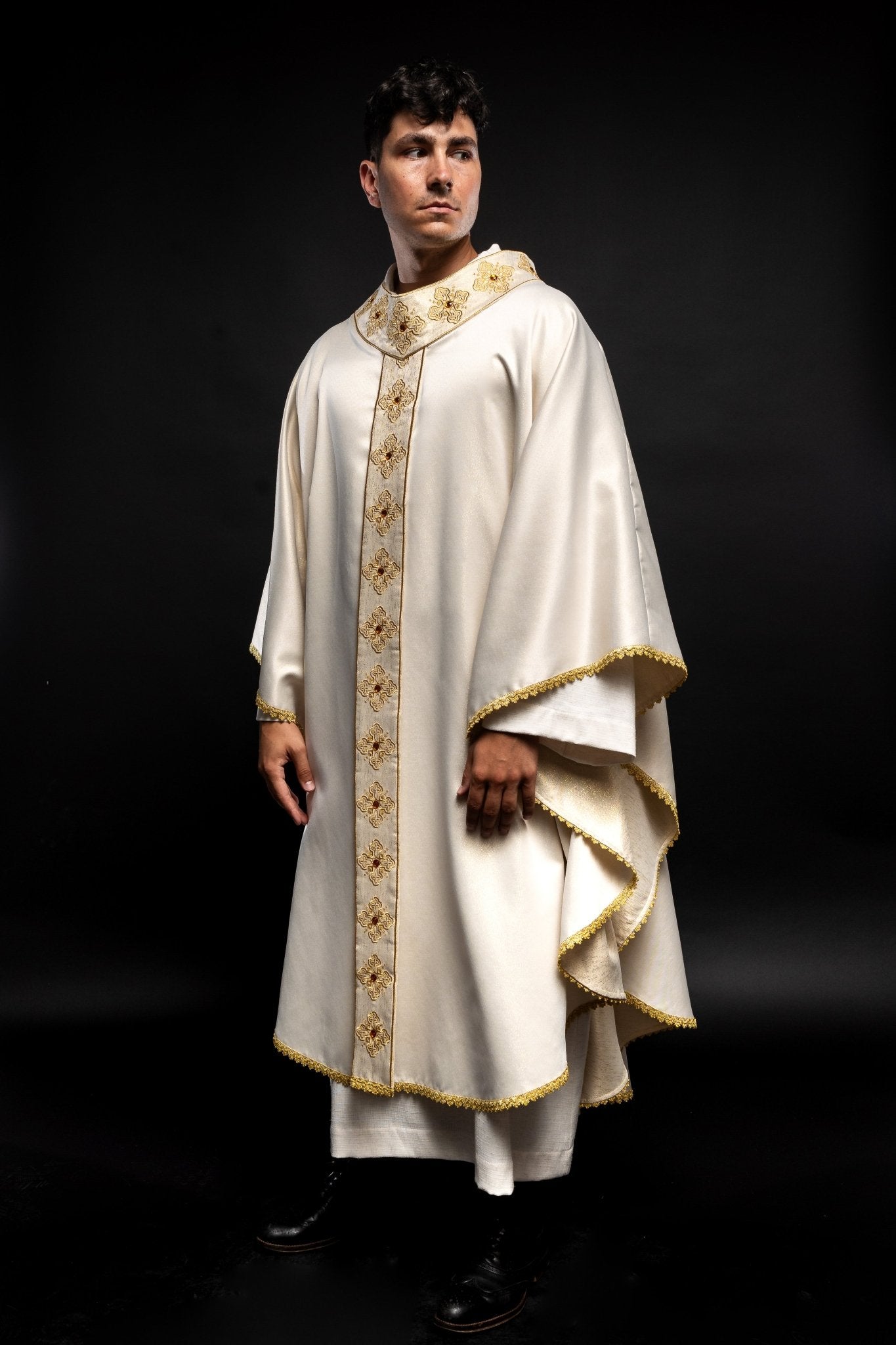 Chasuble en écru avec ceinture brodée et col orné de pierres S - 7056 - 05 - 54 - CHASUBLES.FR