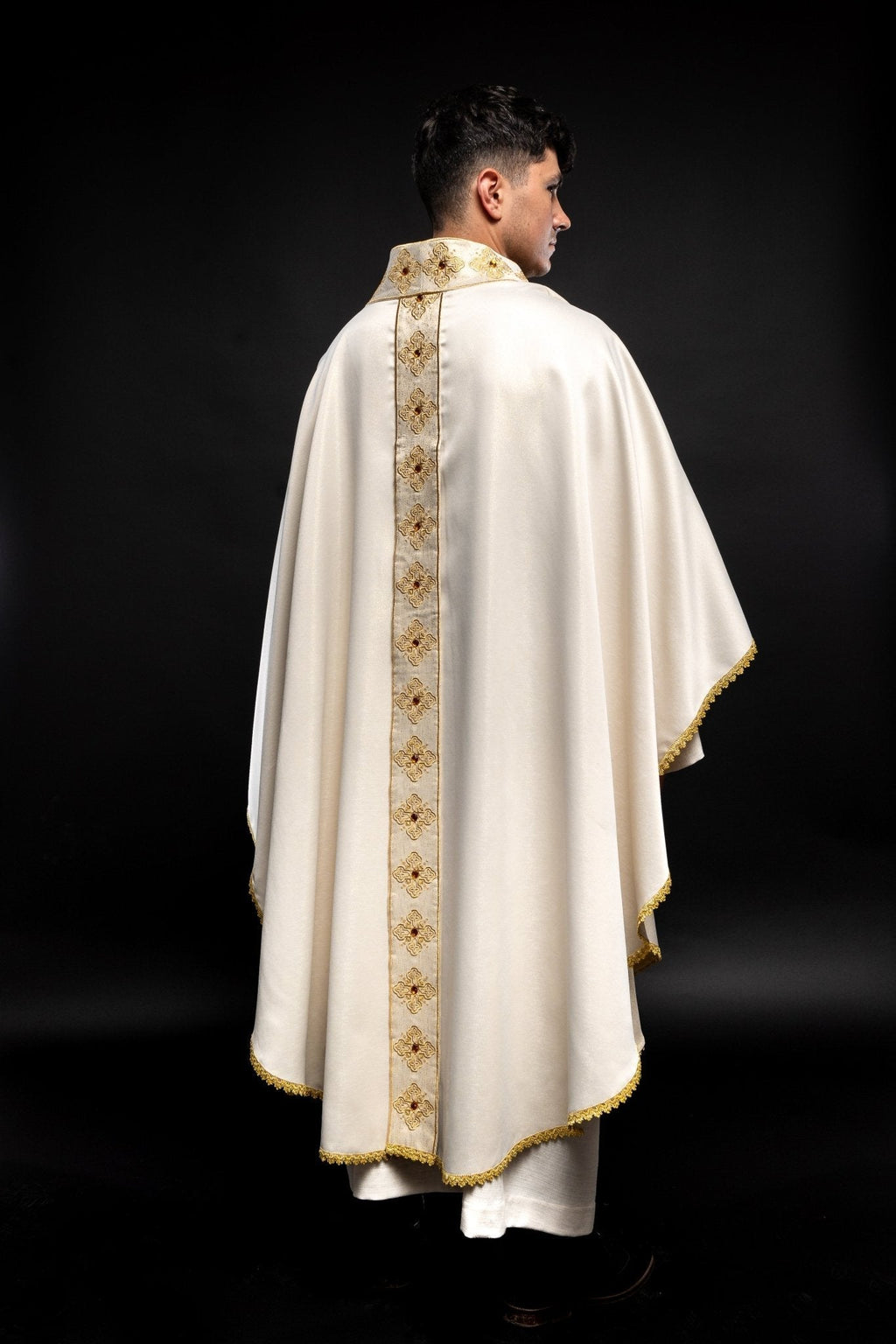 Chasuble en écru avec ceinture brodée et col orné de pierres S - 7056 - 05 - 54 - CHASUBLES.FR