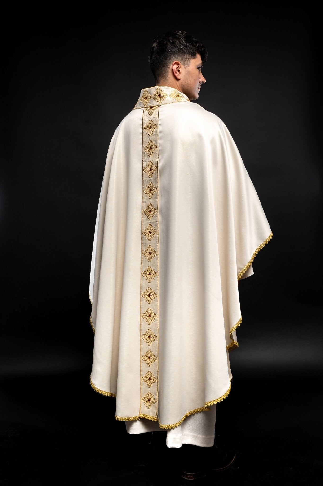 Chasuble en écru avec ceinture brodée et col orné de pierres S - 7056 - 05 - 54 - CHASUBLES.FR