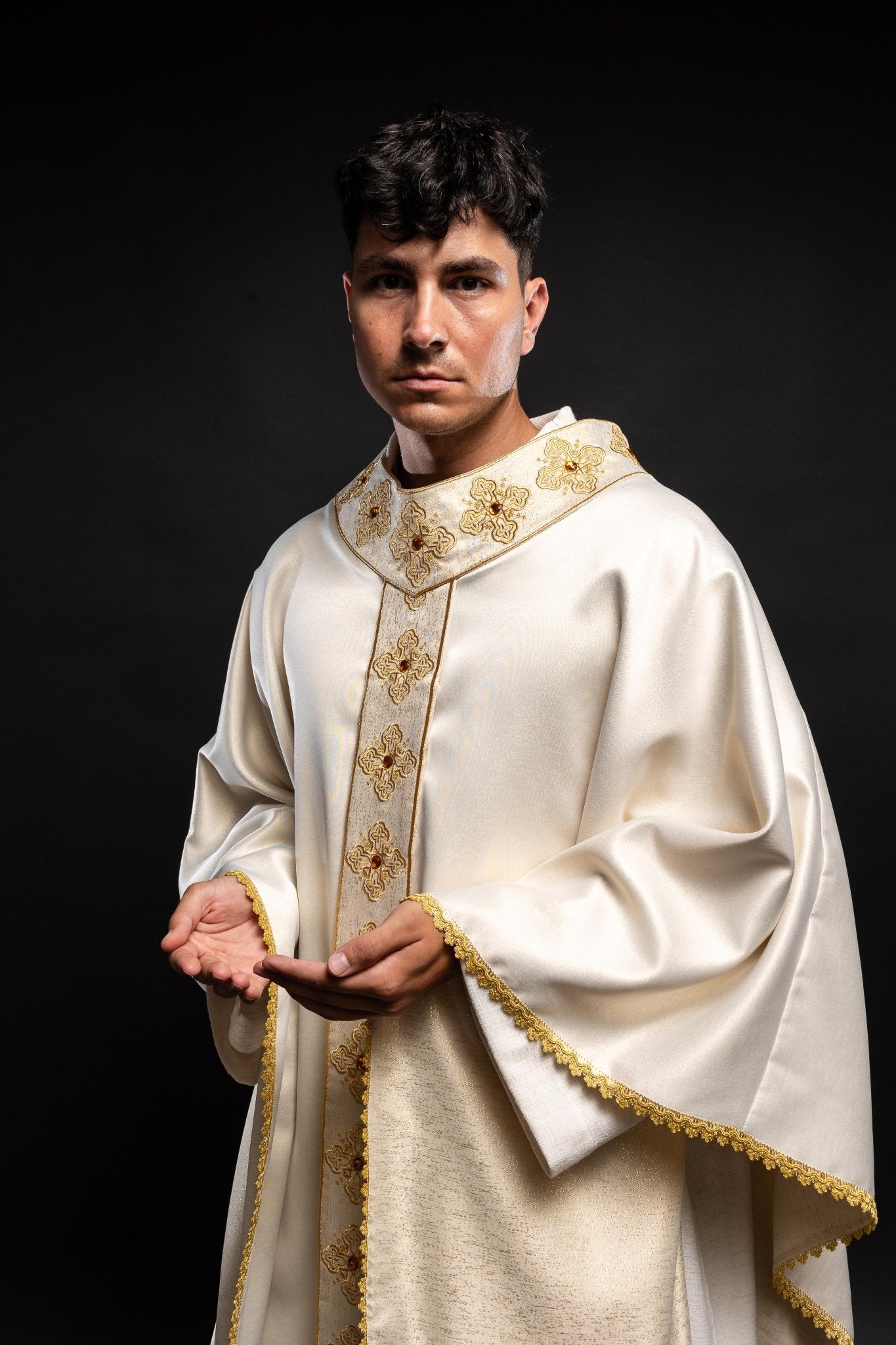 Chasuble en écru avec ceinture brodée et col orné de pierres S - 7056 - 05 - 54 - CHASUBLES.FR