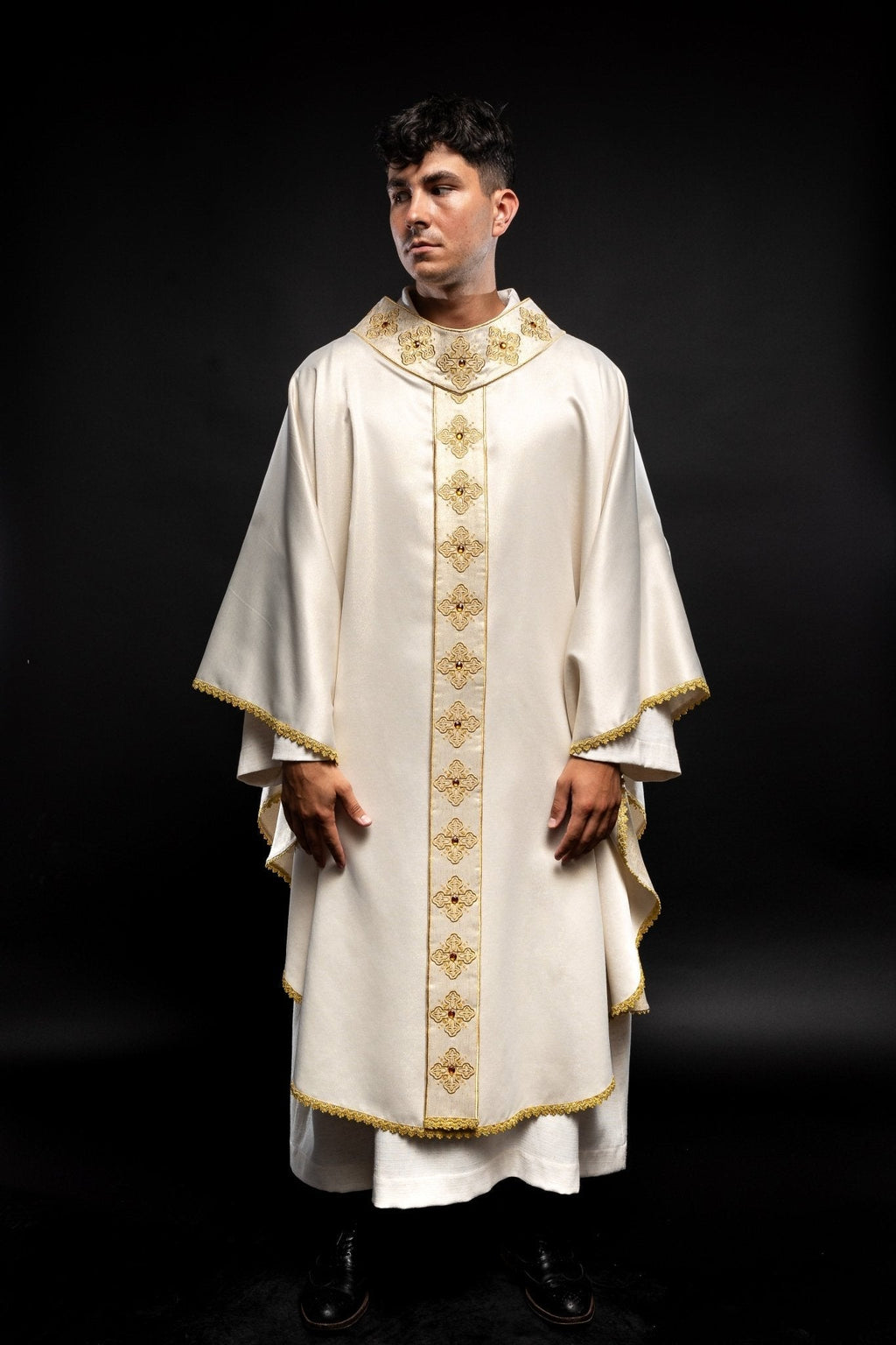 Chasuble en écru avec ceinture brodée et col orné de pierres S - 7056 - 05 - 54 - CHASUBLES.FR
