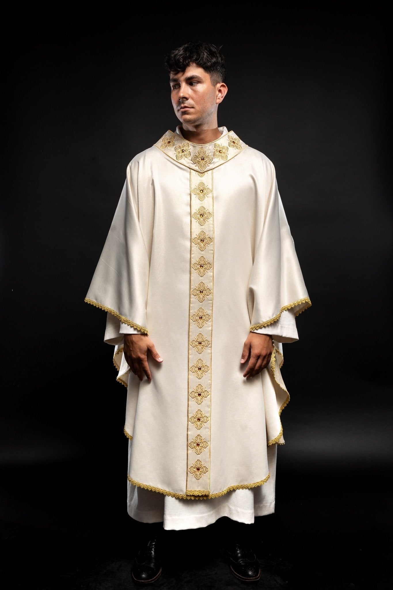 Chasuble en écru avec ceinture brodée et col orné de pierres S - 7056 - 05 - 54 - CHASUBLES.FR