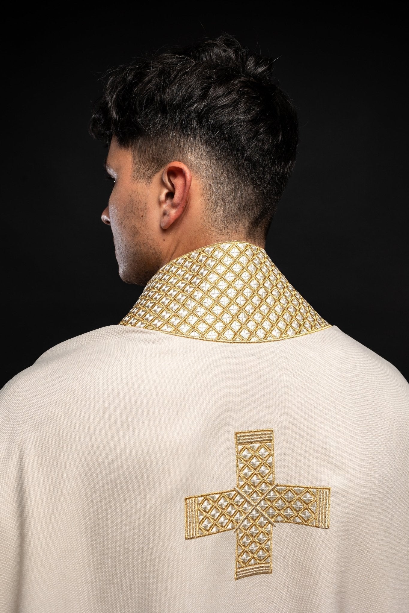 Chasuble en écru avec croix et col brodés S - 7070 - 05 - 70 - CHASUBLES.FR
