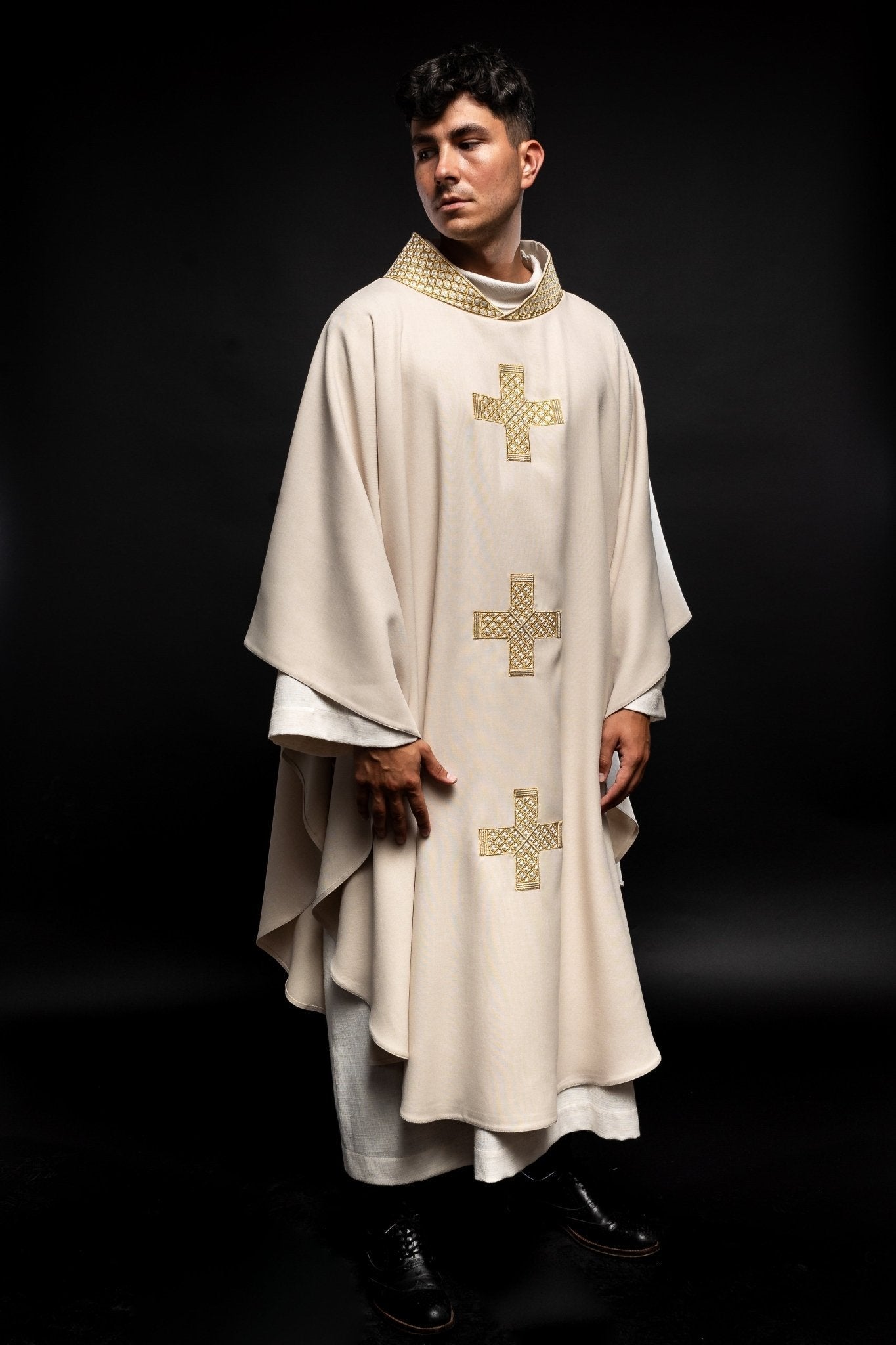 Chasuble en écru avec croix et col brodés S - 7070 - 05 - 70 - CHASUBLES.FR
