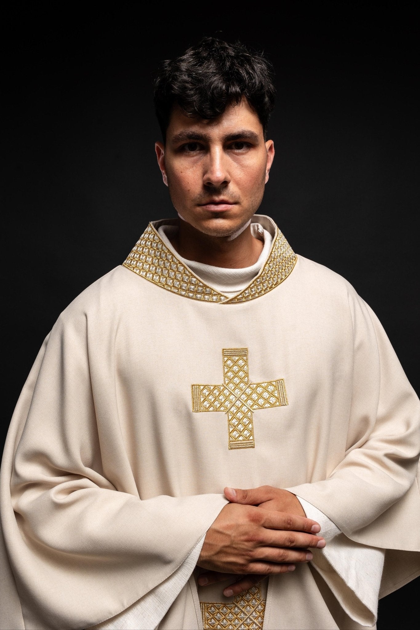 Chasuble en écru avec croix et col brodés S - 7070 - 05 - 70 - CHASUBLES.FR