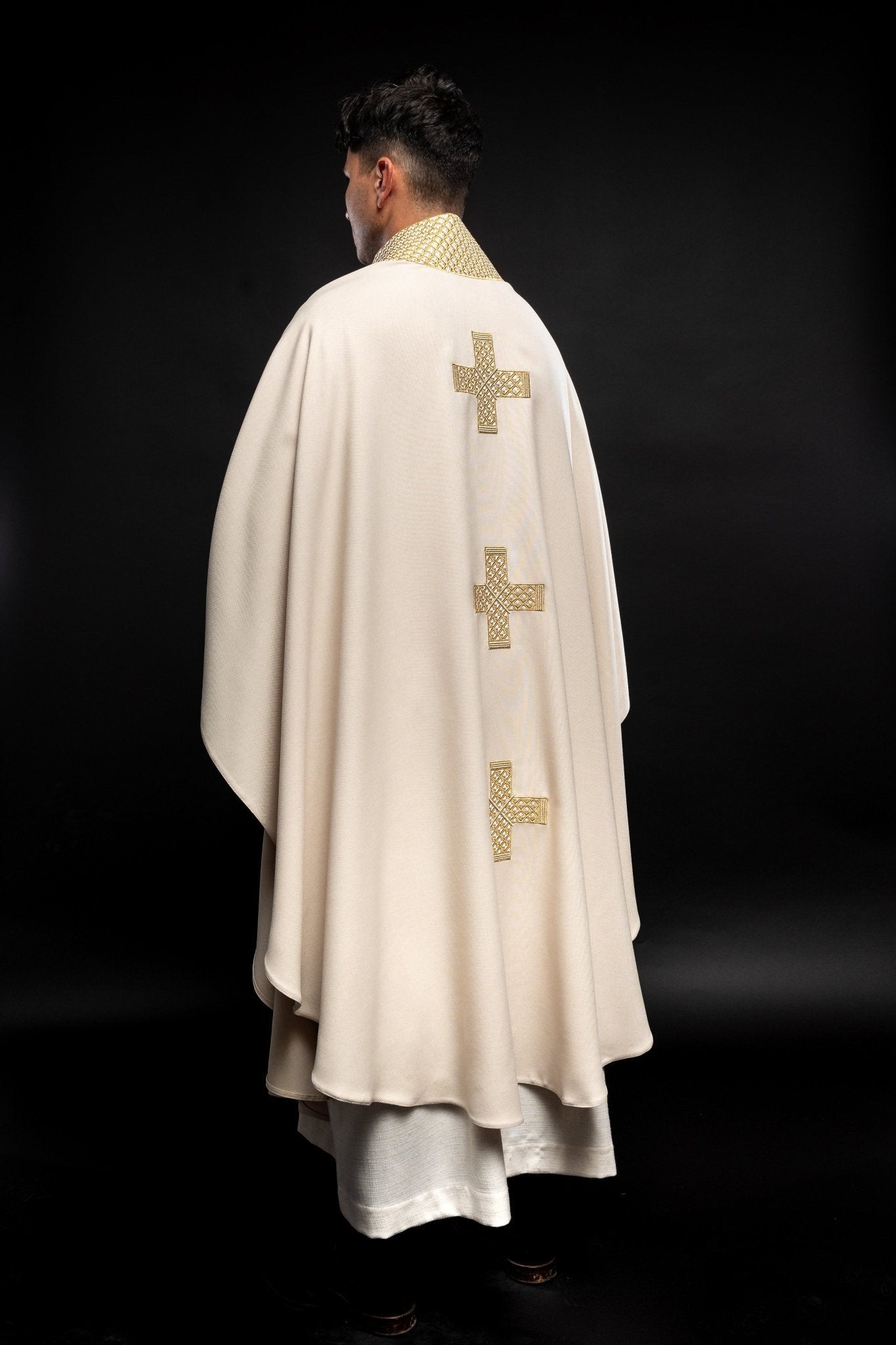 Chasuble en écru avec croix et col brodés S - 7070 - 05 - 70 - CHASUBLES.FR