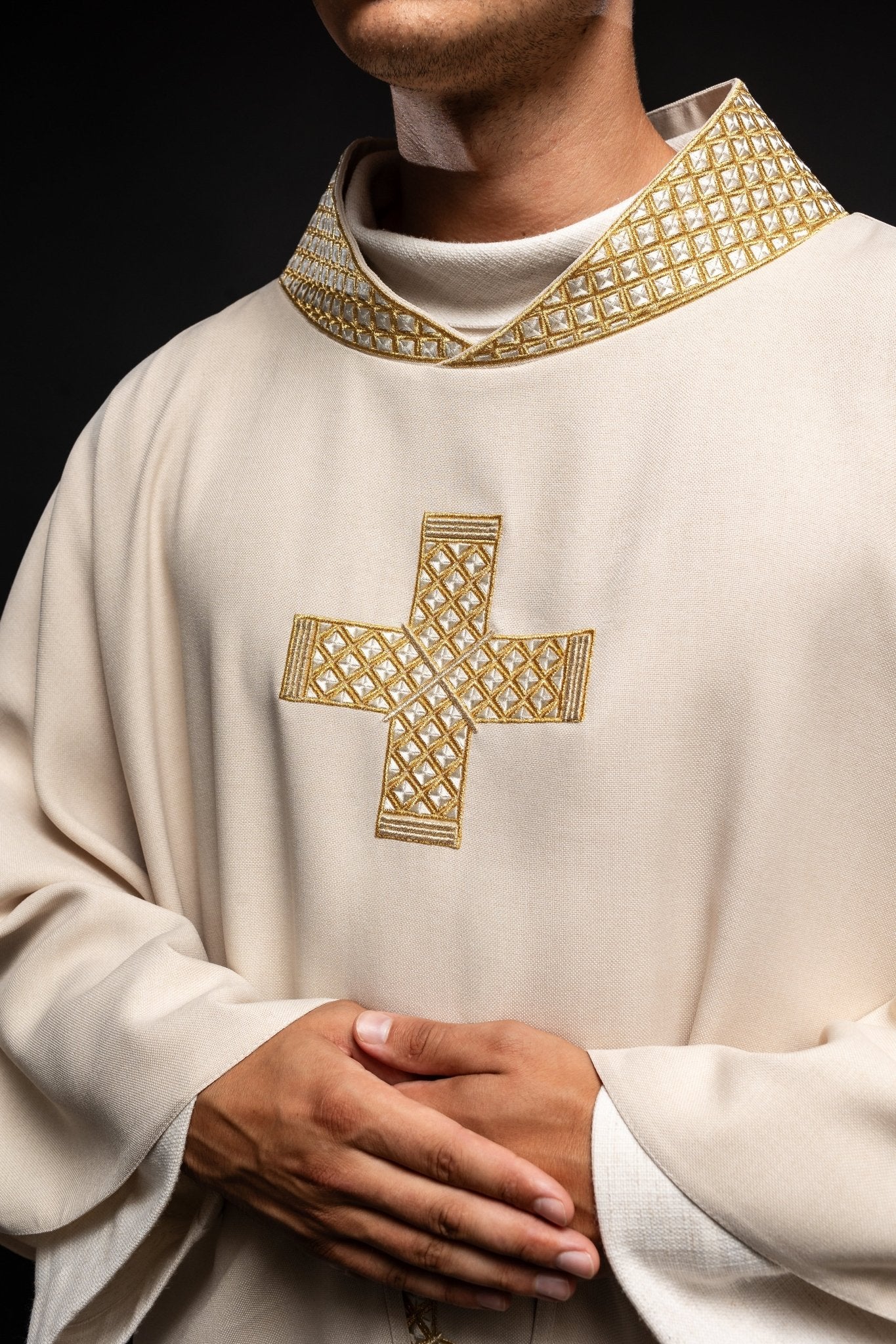 Chasuble en écru avec croix et col brodés S - 7070 - 05 - 70 - CHASUBLES.FR