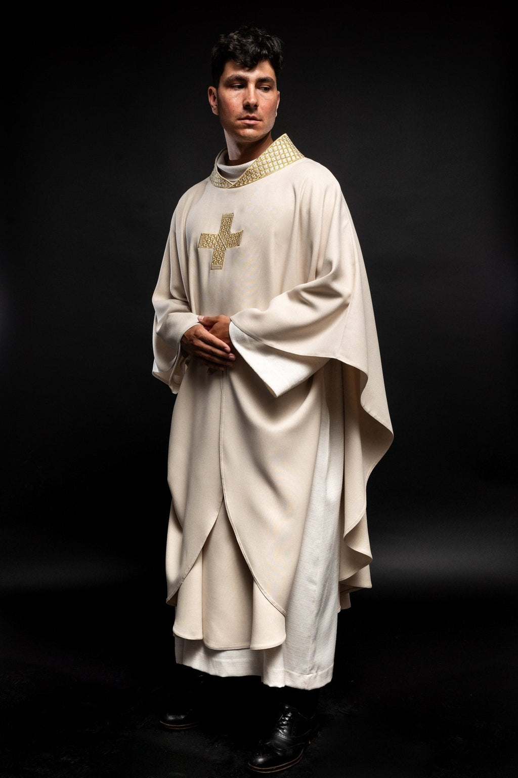 Chasuble en écru avec croix et col brodés S - 7070 - 05 - 70 - CHASUBLES.FR