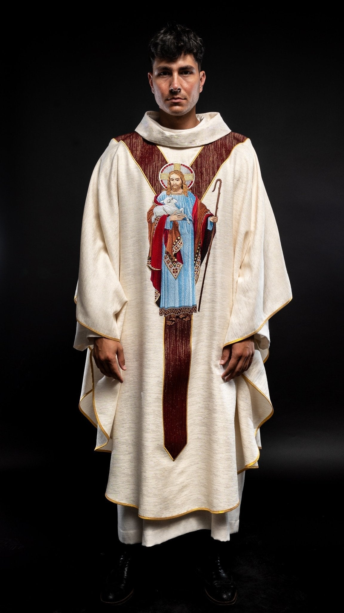 Chasuble en écru avec l'image de Jésus le Bon Pasteur et une bande décorative bordeaux LE/7035/05 - CHASUBLES.FR