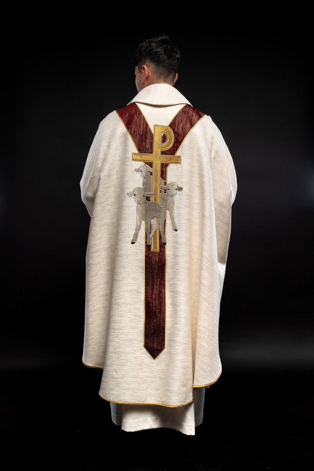 Chasuble en écru avec l'image de Jésus le Bon Pasteur et une bande décorative bordeaux LE/7035/05 - CHASUBLES.FR