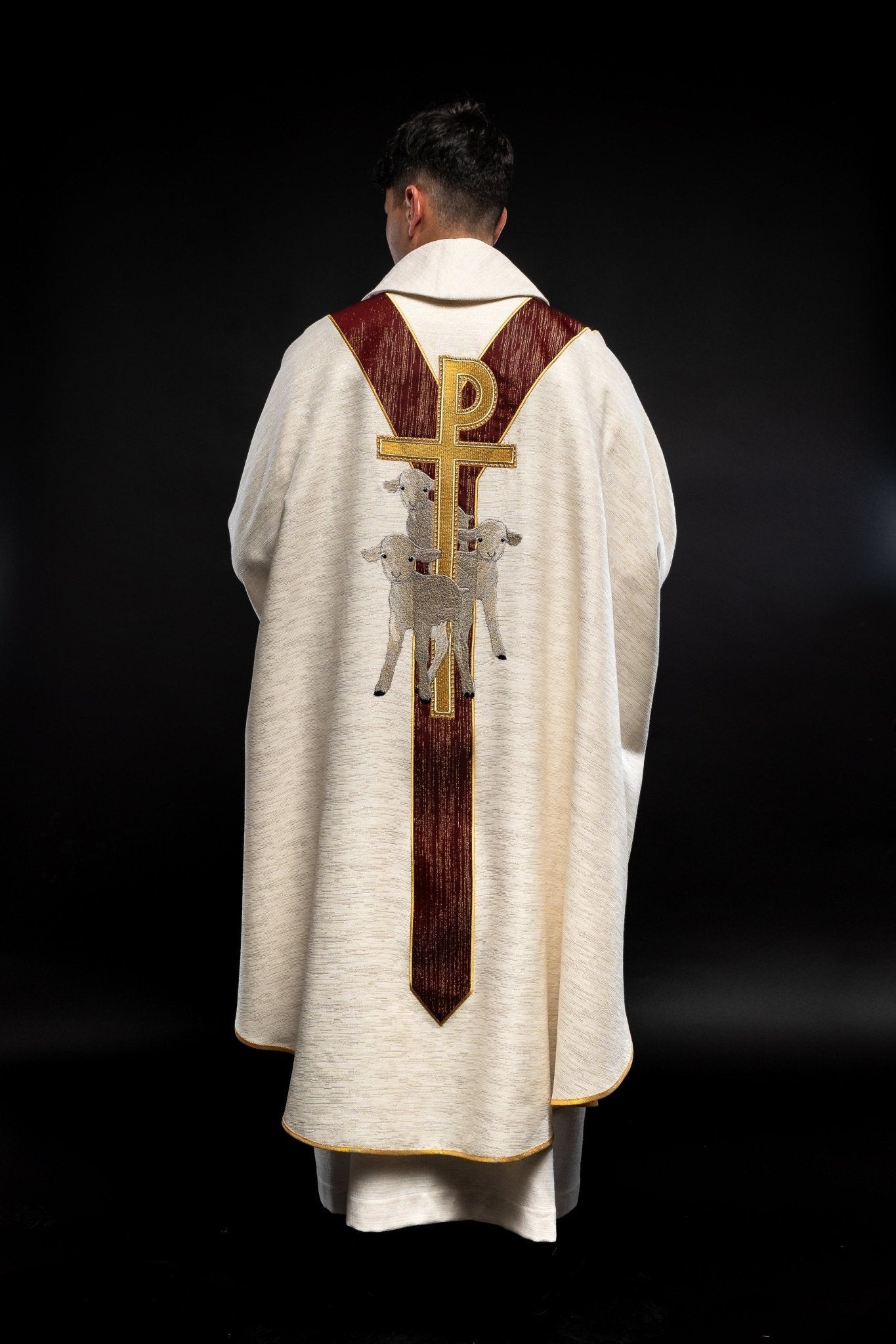 Chasuble en écru avec l'image de Jésus le Bon Pasteur et une bande décorative bordeaux LE/7035/05 - CHASUBLES.FR