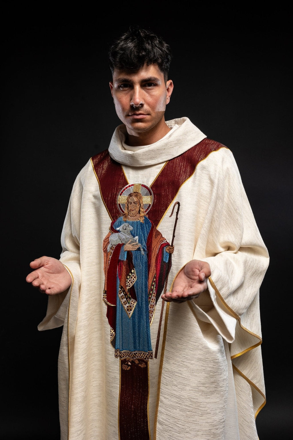 Chasuble en écru avec l'image de Jésus le Bon Pasteur et une bande décorative bordeaux LE/7035/05 - CHASUBLES.FR