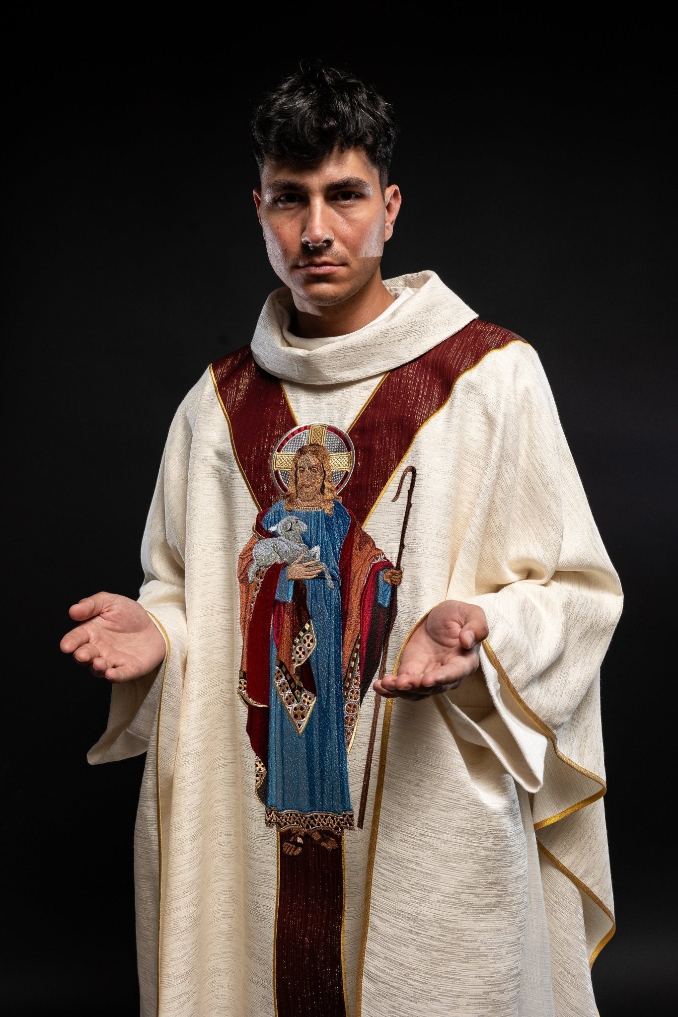 Chasuble en écru avec l'image de Jésus le Bon Pasteur et une bande décorative bordeaux LE/7035/05 - CHASUBLES.FR