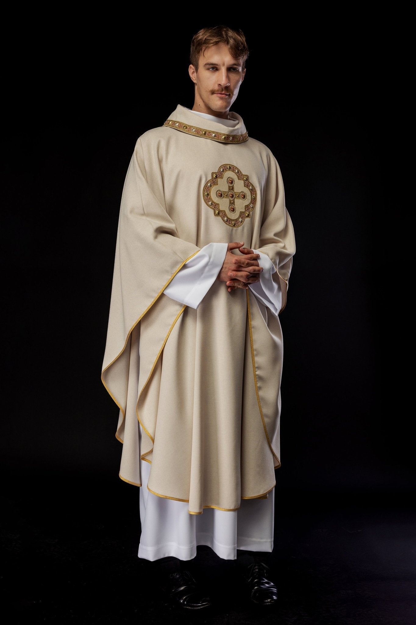 Chasuble en écru avec passepoil brodé sur le col et autour de la broderie de la croix S - 7066 - 05 - 70 - CHASUBLES.FR