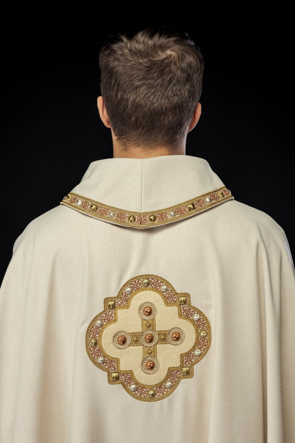 Chasuble en écru avec passepoil brodé sur le col et autour de la broderie de la croix S - 7066 - 05 - 70 - CHASUBLES.FR