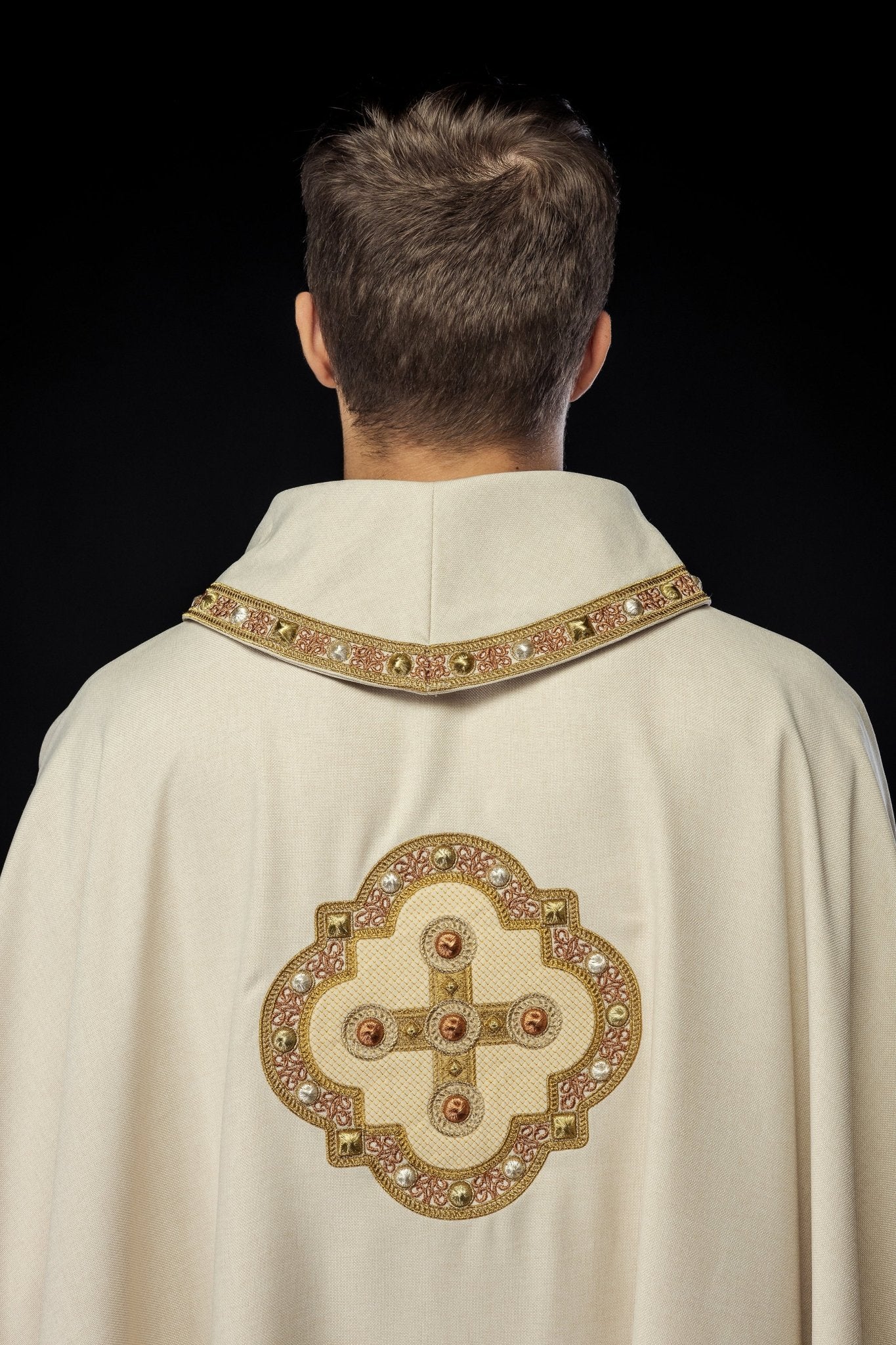 Chasuble en écru avec passepoil brodé sur le col et autour de la broderie de la croix S - 7066 - 05 - 70 - CHASUBLES.FR