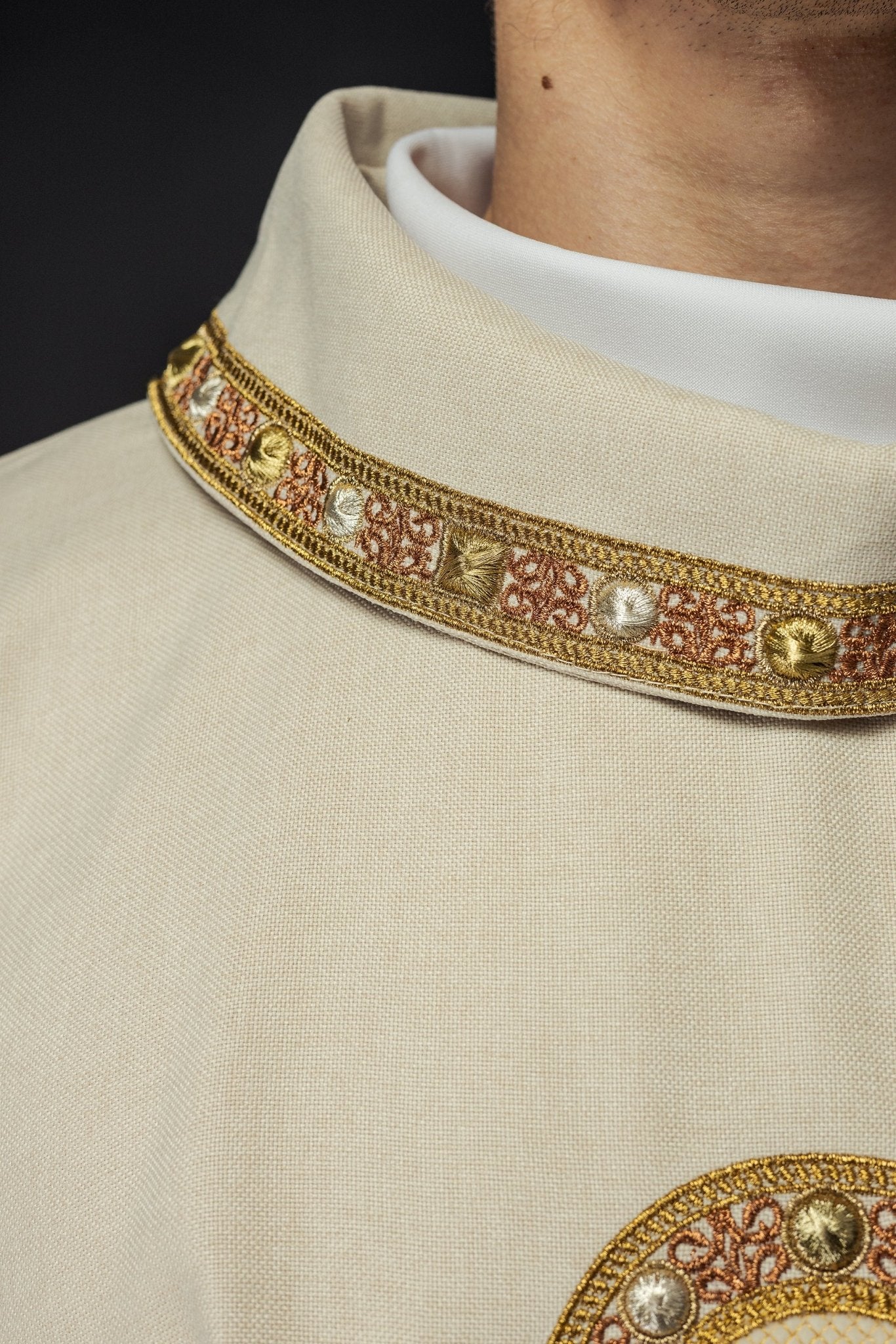 Chasuble en écru avec passepoil brodé sur le col et autour de la broderie de la croix S - 7066 - 05 - 70 - CHASUBLES.FR