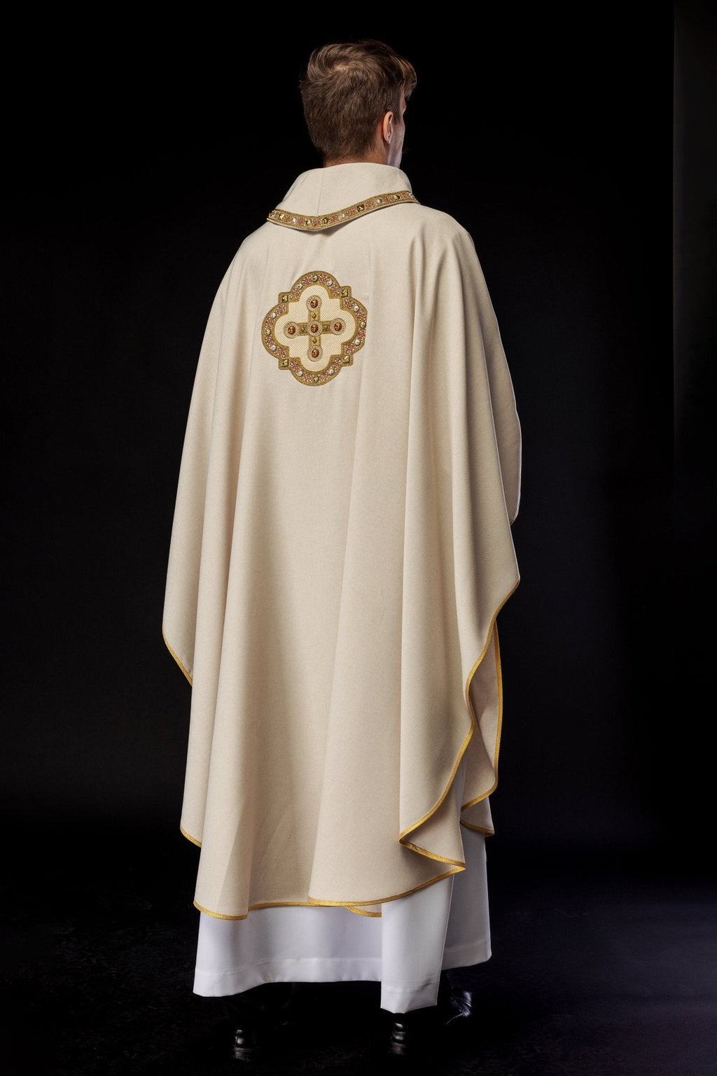 Chasuble en écru avec passepoil brodé sur le col et autour de la broderie de la croix S - 7066 - 05 - 70 - CHASUBLES.FR