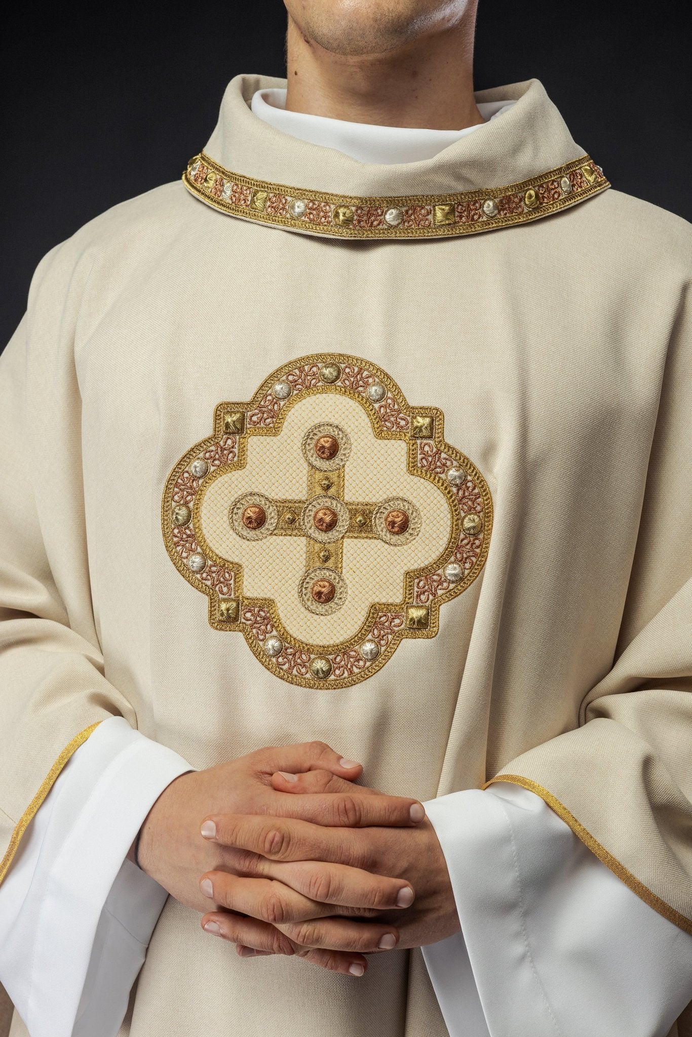 Chasuble en écru avec passepoil brodé sur le col et autour de la broderie de la croix S - 7066 - 05 - 70 - CHASUBLES.FR