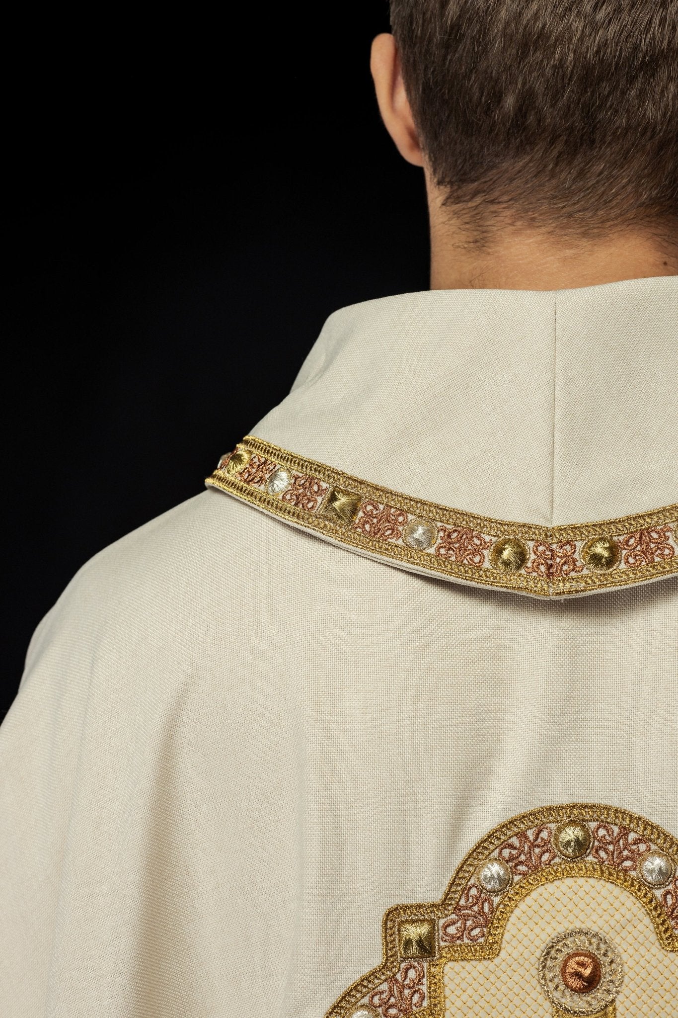 Chasuble en écru avec passepoil brodé sur le col et autour de la broderie de la croix S - 7066 - 05 - 70 - CHASUBLES.FR