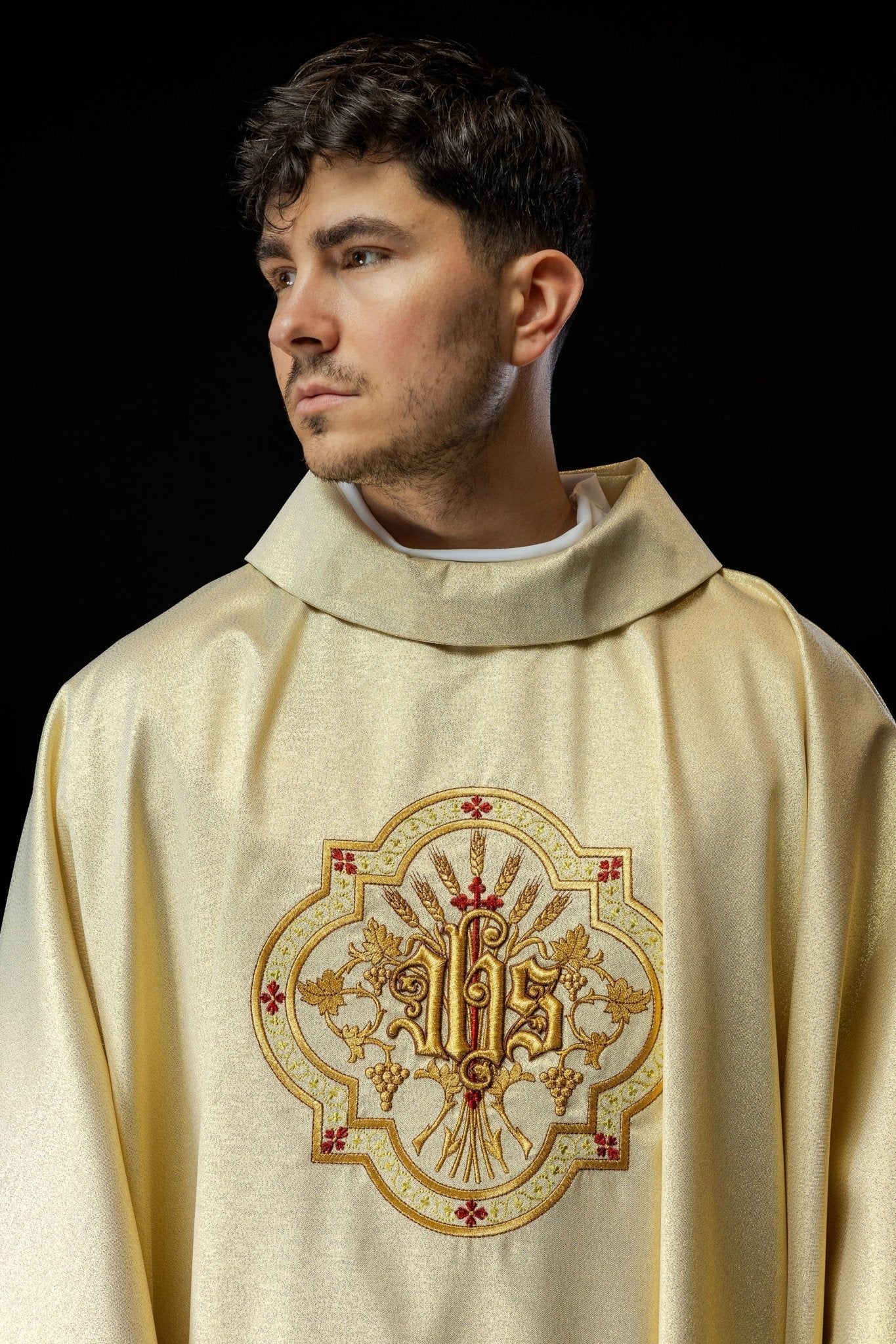 Chasuble en or avec broderie IHS et PAX KOR/119/10/37 ZŁOTY - CHASUBLES.FR