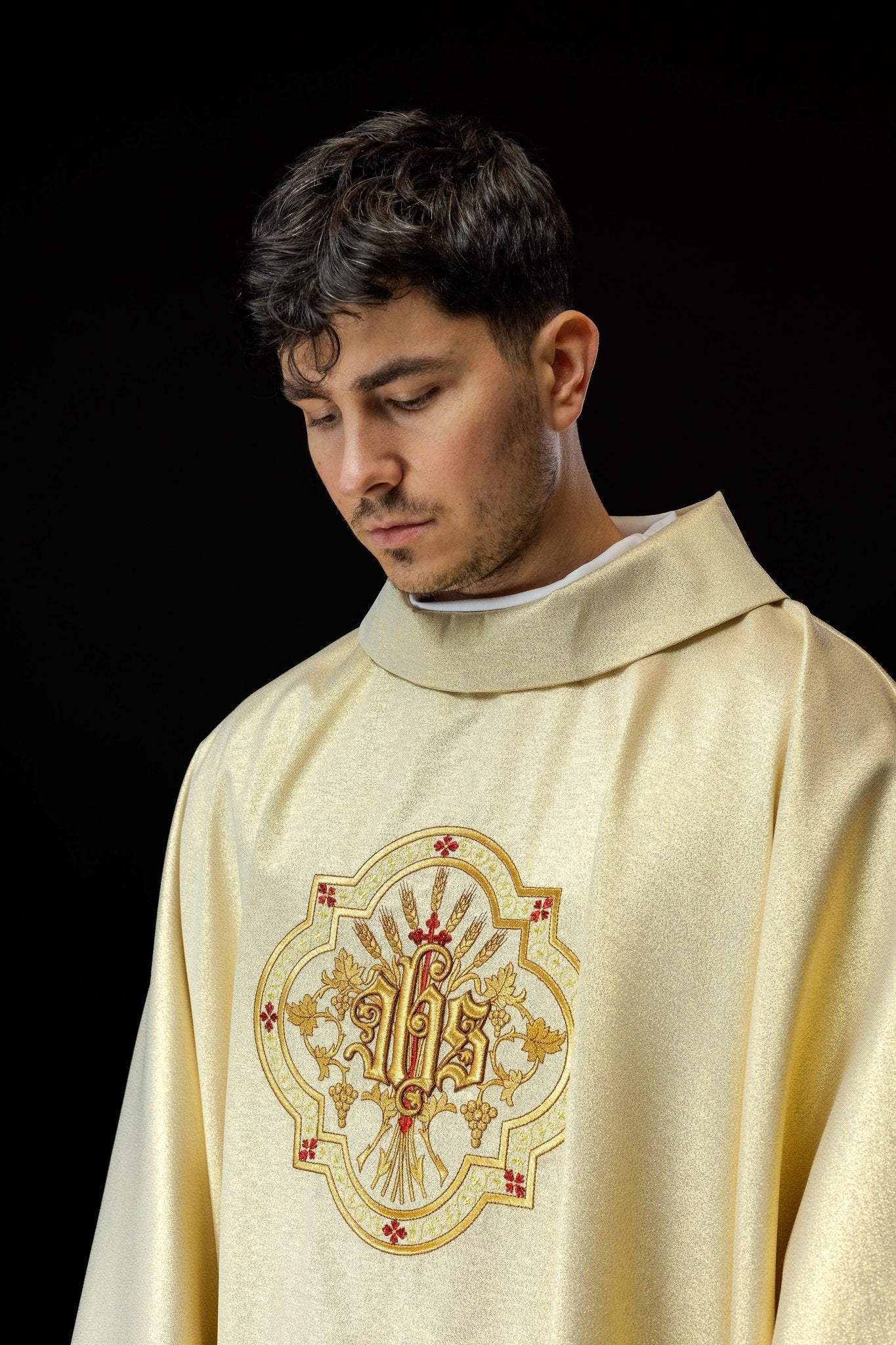 Chasuble en or avec broderie IHS et PAX KOR/119/10/37 ZŁOTY - CHASUBLES.FR
