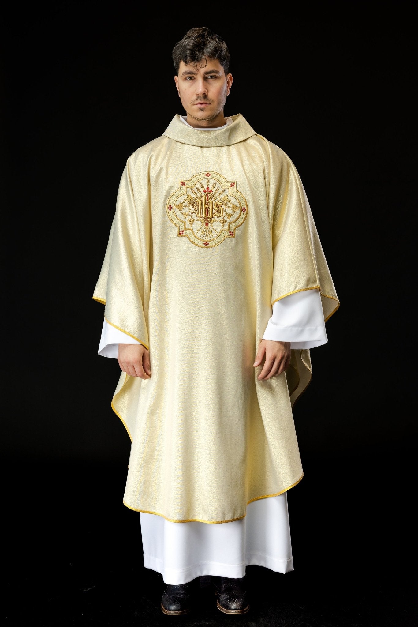 Chasuble en or avec broderie IHS et PAX KOR/119/10/37 ZŁOTY - CHASUBLES.FR