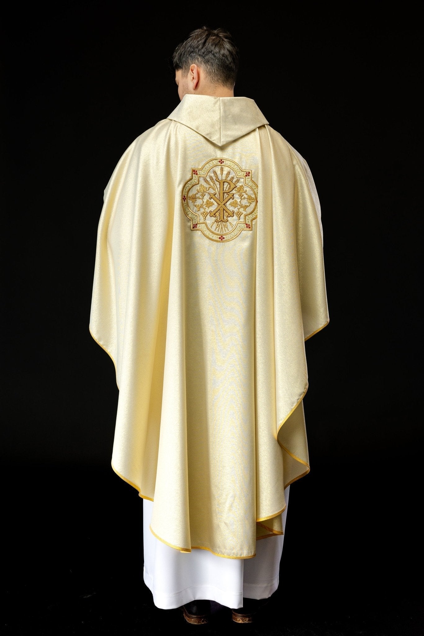 Chasuble en or avec broderie IHS et PAX KOR/119/10/37 ZŁOTY - CHASUBLES.FR