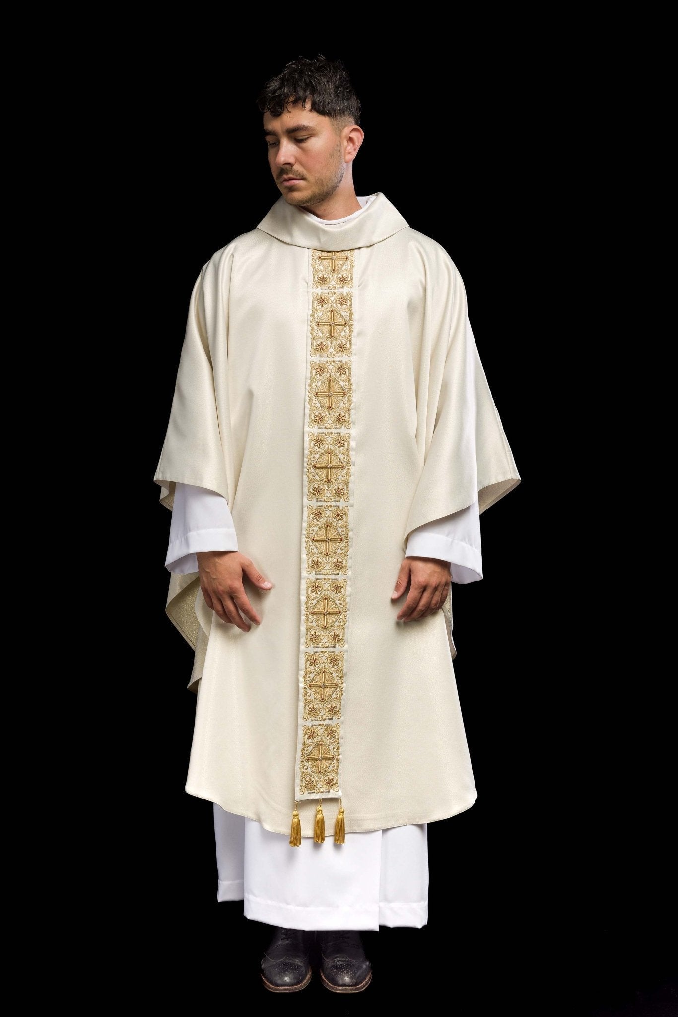 Chasuble en or richement brodée et ornée de pierres LE/7011/10 - CHASUBLES.FR
