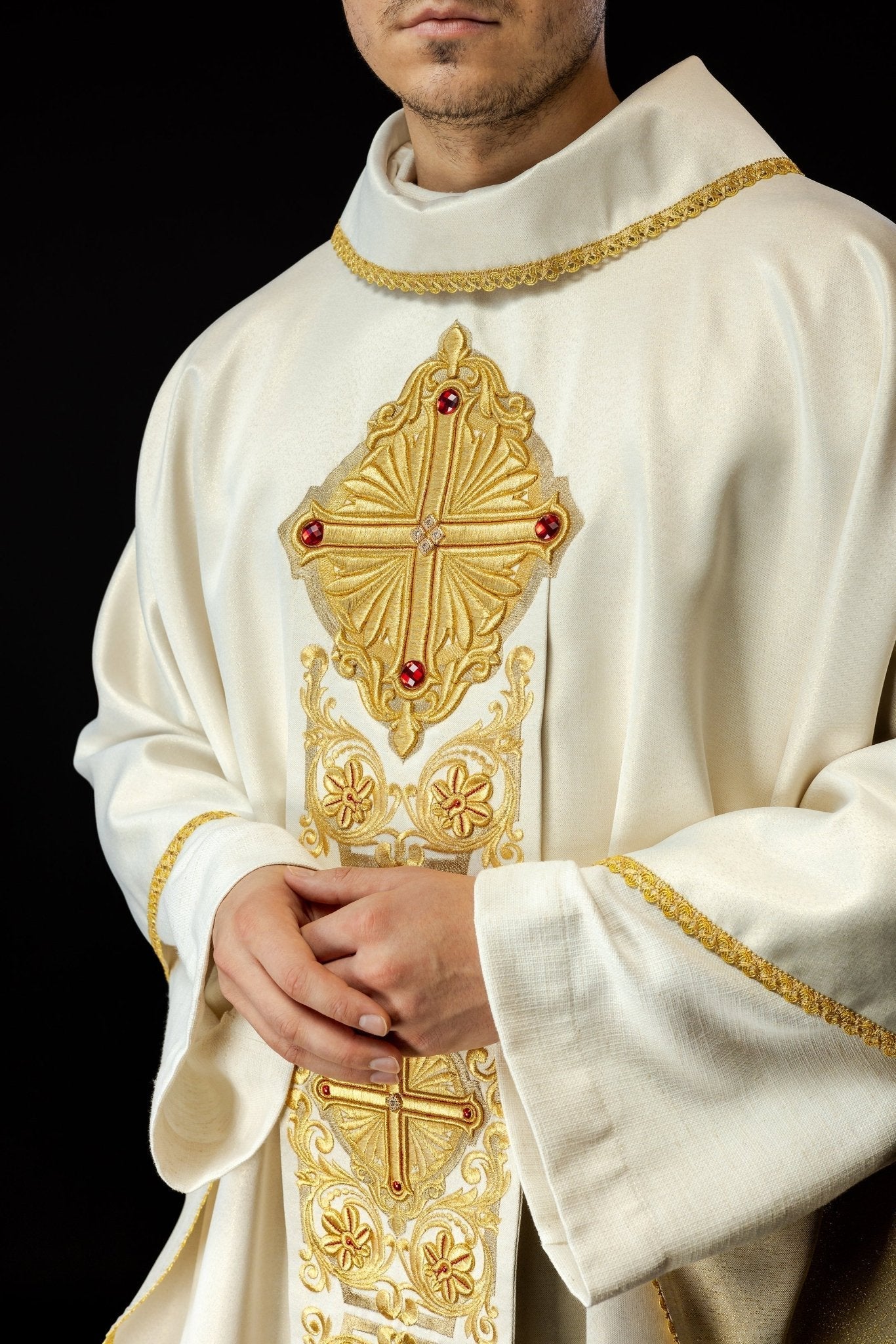 Chasuble en or richement brodée et ornée de pierres LE/7010/10 - CHASUBLES.FR
