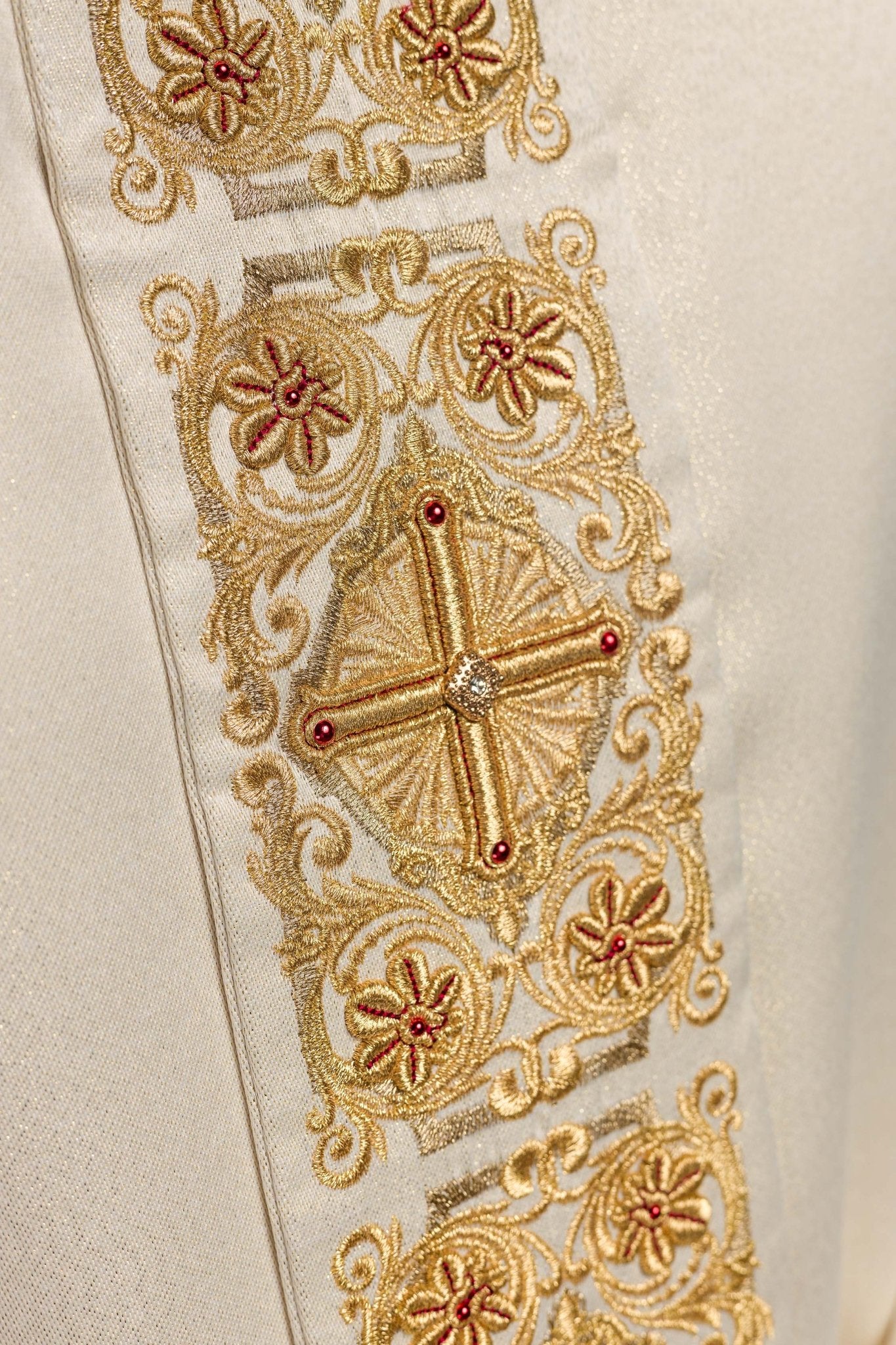 Chasuble en or richement brodée et ornée de pierres LE/7011/10 - CHASUBLES.FR