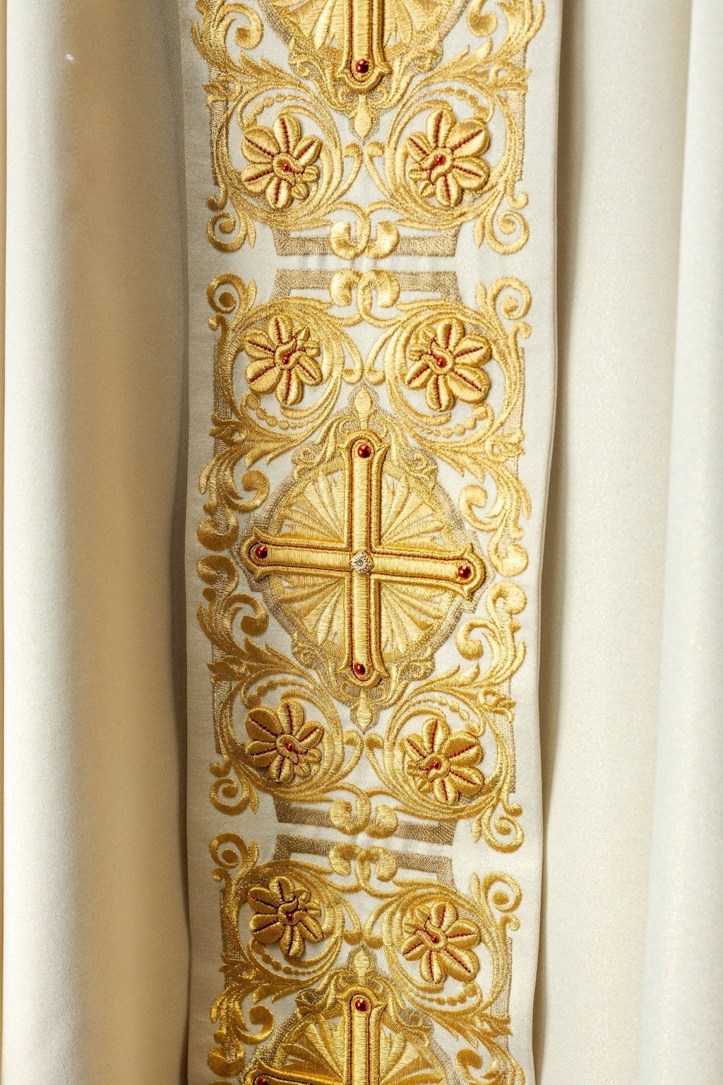Chasuble en or richement brodée et ornée de pierres LE/7010/10 - CHASUBLES.FR