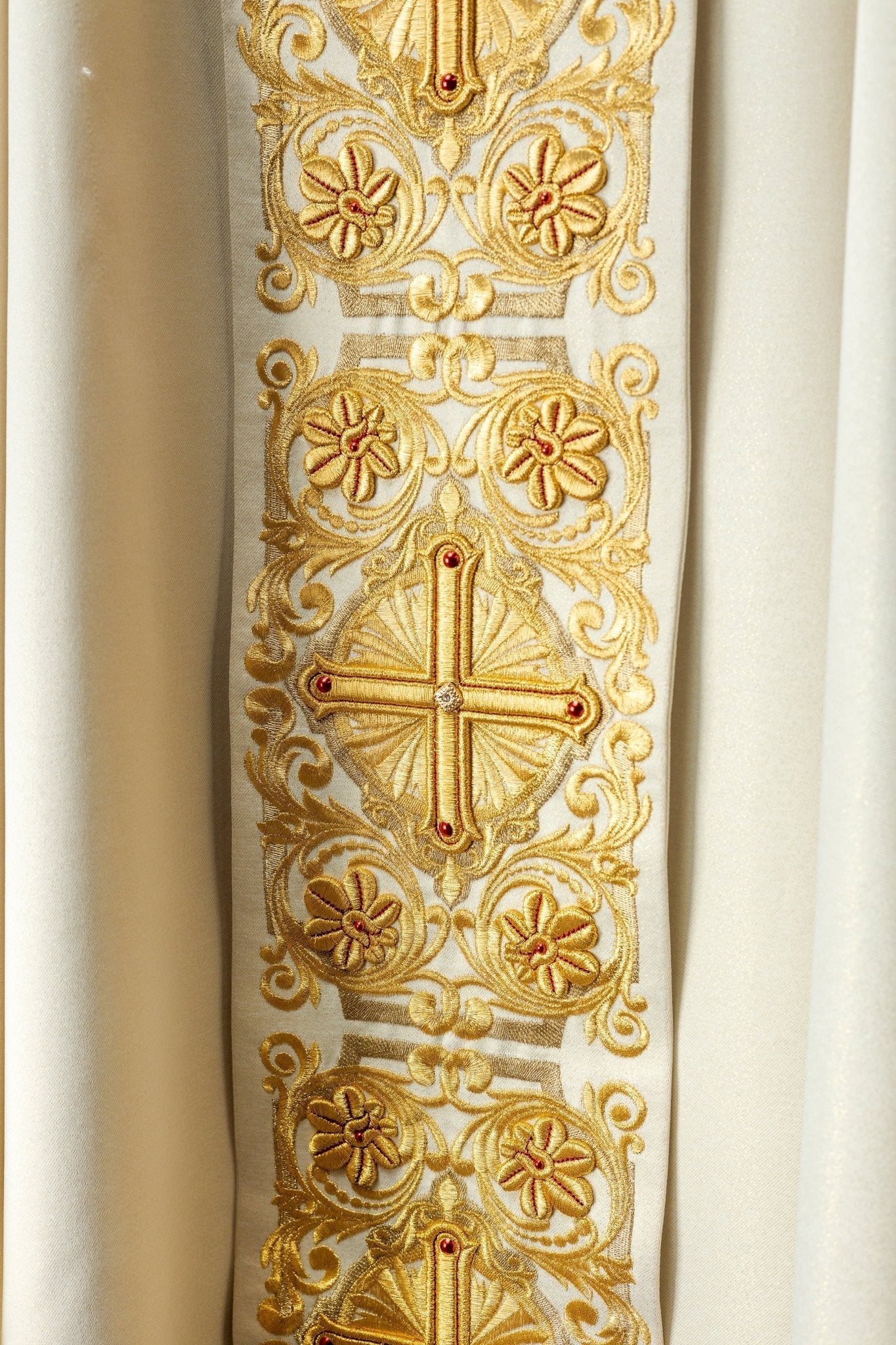 Chasuble en or richement brodée et ornée de pierres LE/7010/10 - CHASUBLES.FR