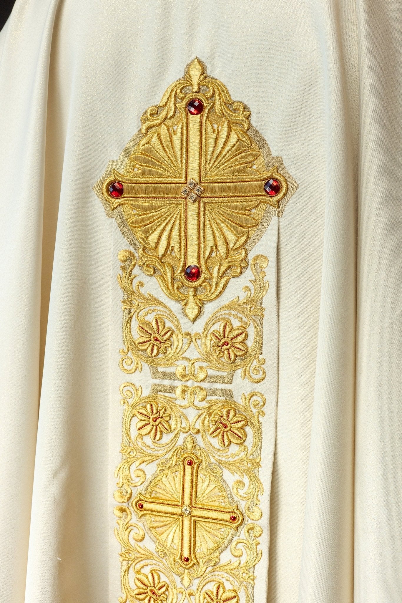 Chasuble en or richement brodée et ornée de pierres LE/7010/10 - CHASUBLES.FR