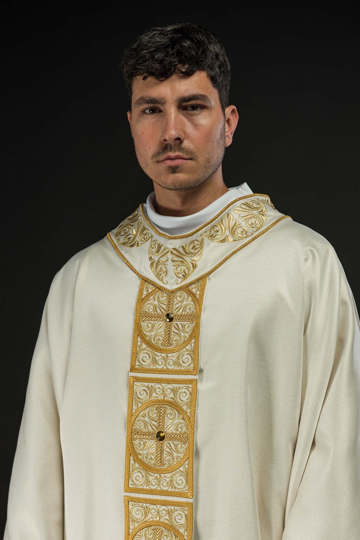 Chasuble en or richement brodée et ornée de pierres LE/7012/05 - CHASUBLES.FR