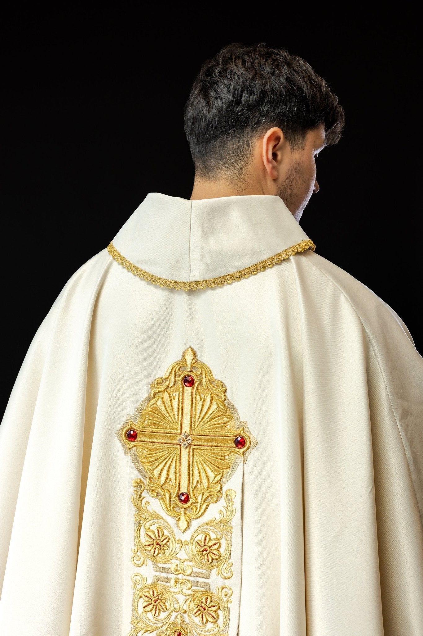 Chasuble en or richement brodée et ornée de pierres LE/7010/10 - CHASUBLES.FR