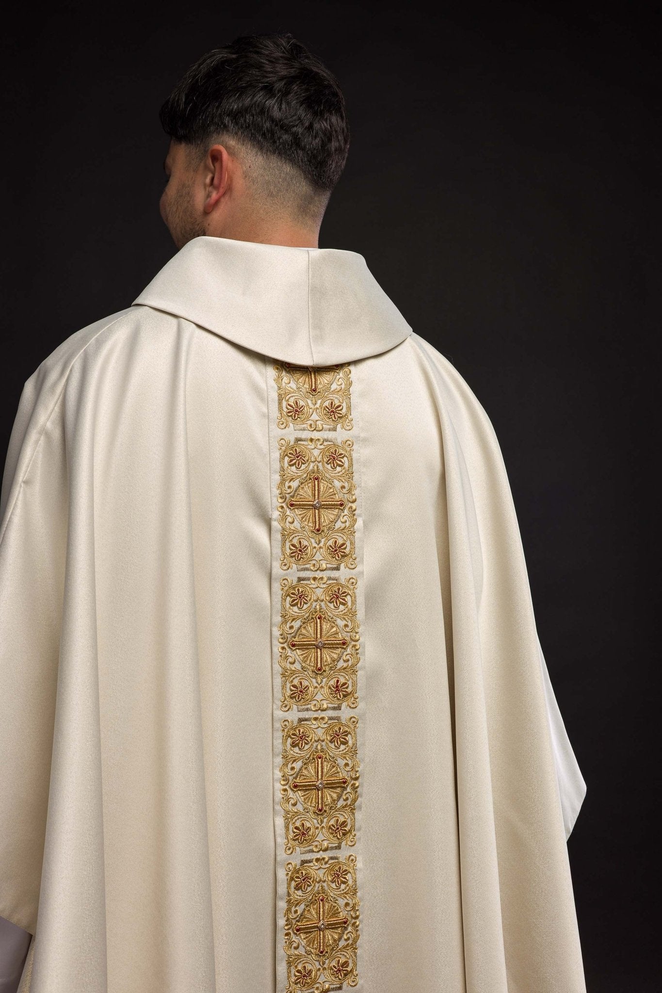 Chasuble en or richement brodée et ornée de pierres LE/7011/10 - CHASUBLES.FR