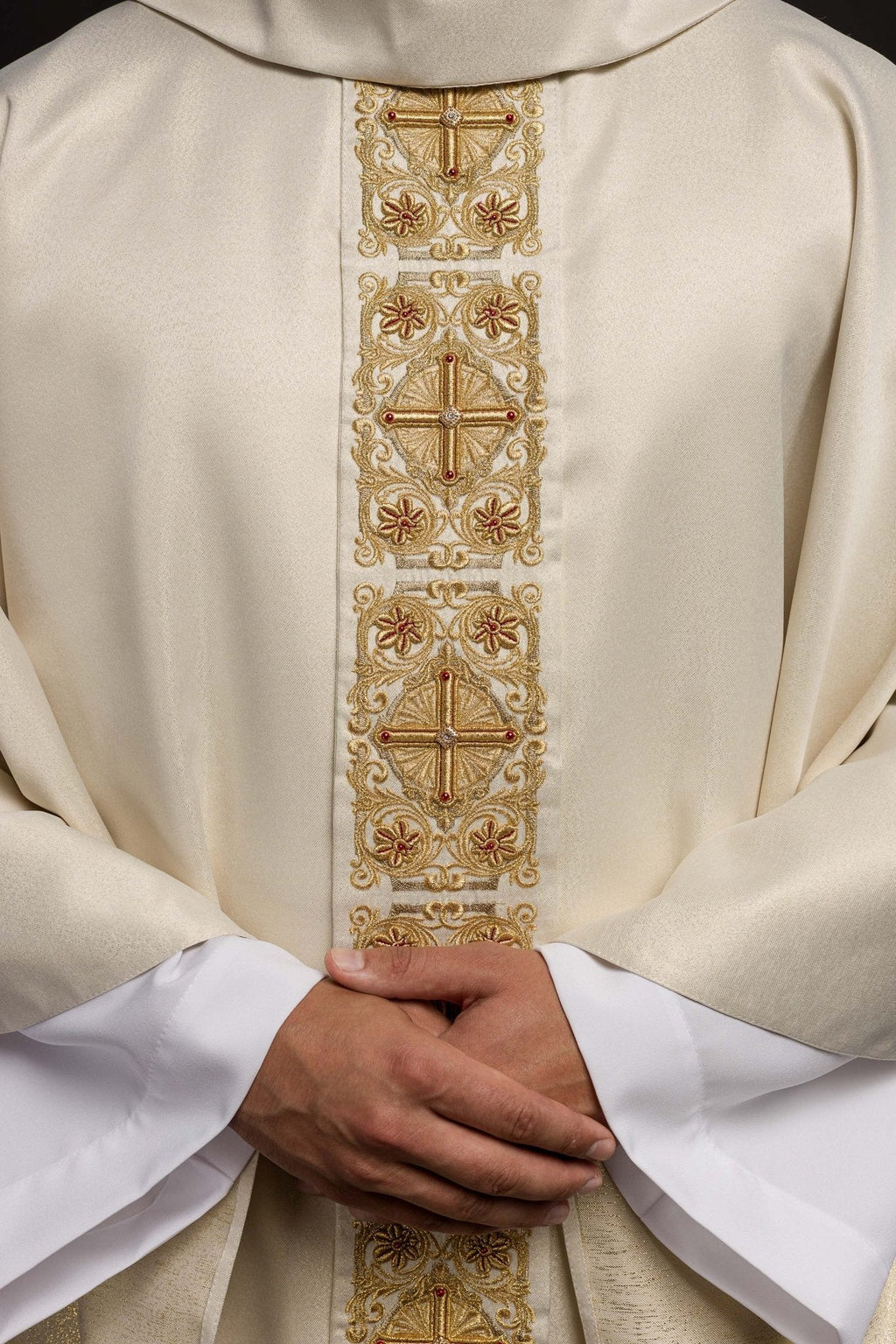 Chasuble en or richement brodée et ornée de pierres LE/7011/10 - CHASUBLES.FR