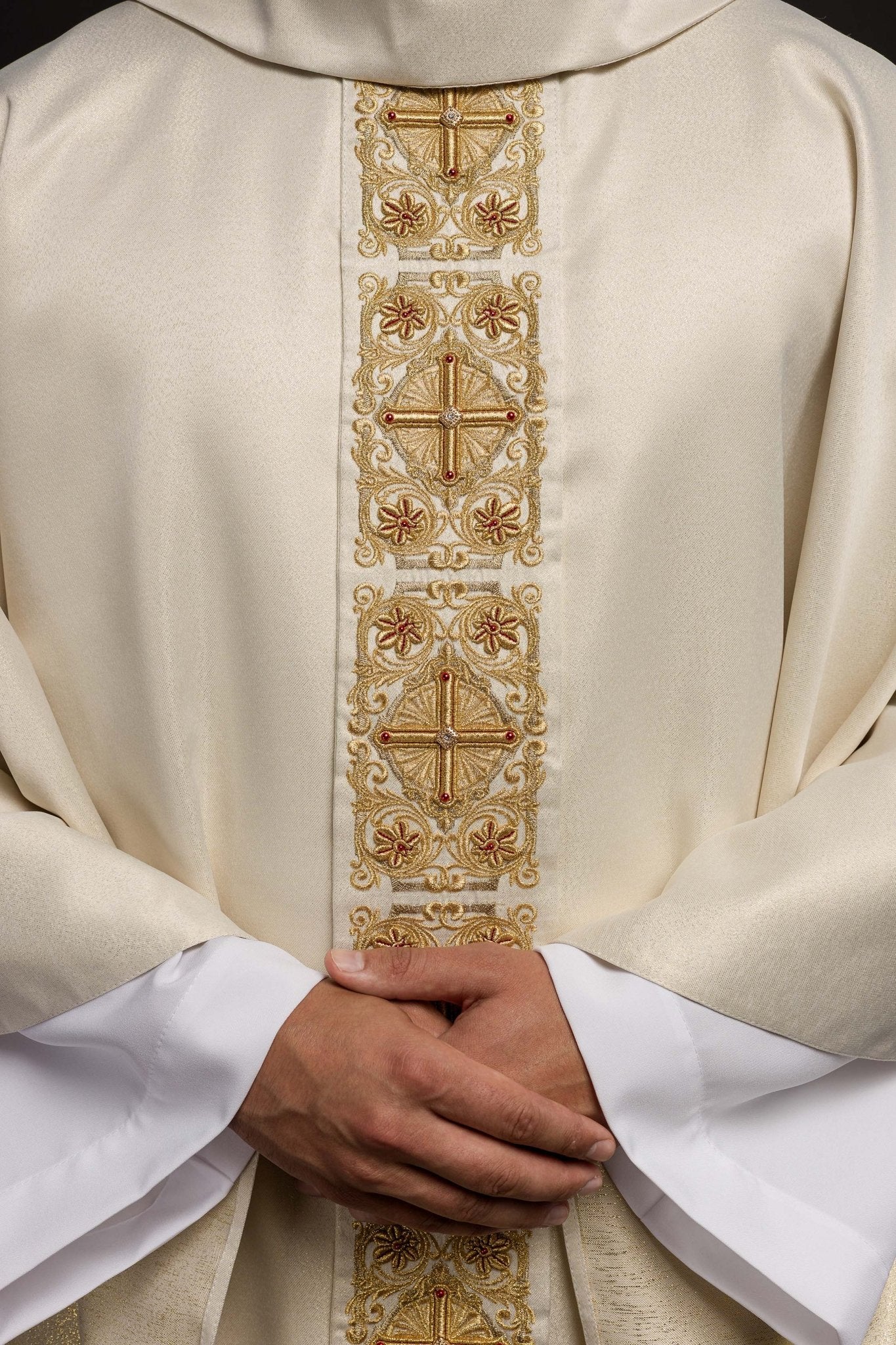 Chasuble en or richement brodée et ornée de pierres LE/7011/10 - CHASUBLES.FR